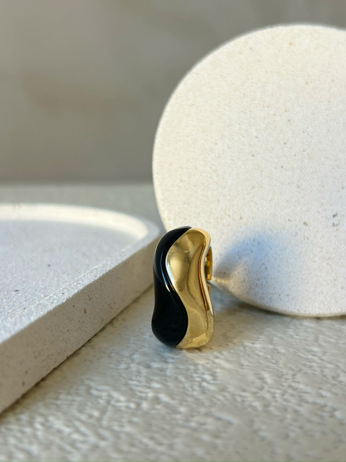 Anel Preto Onda Banho Ouro 18k