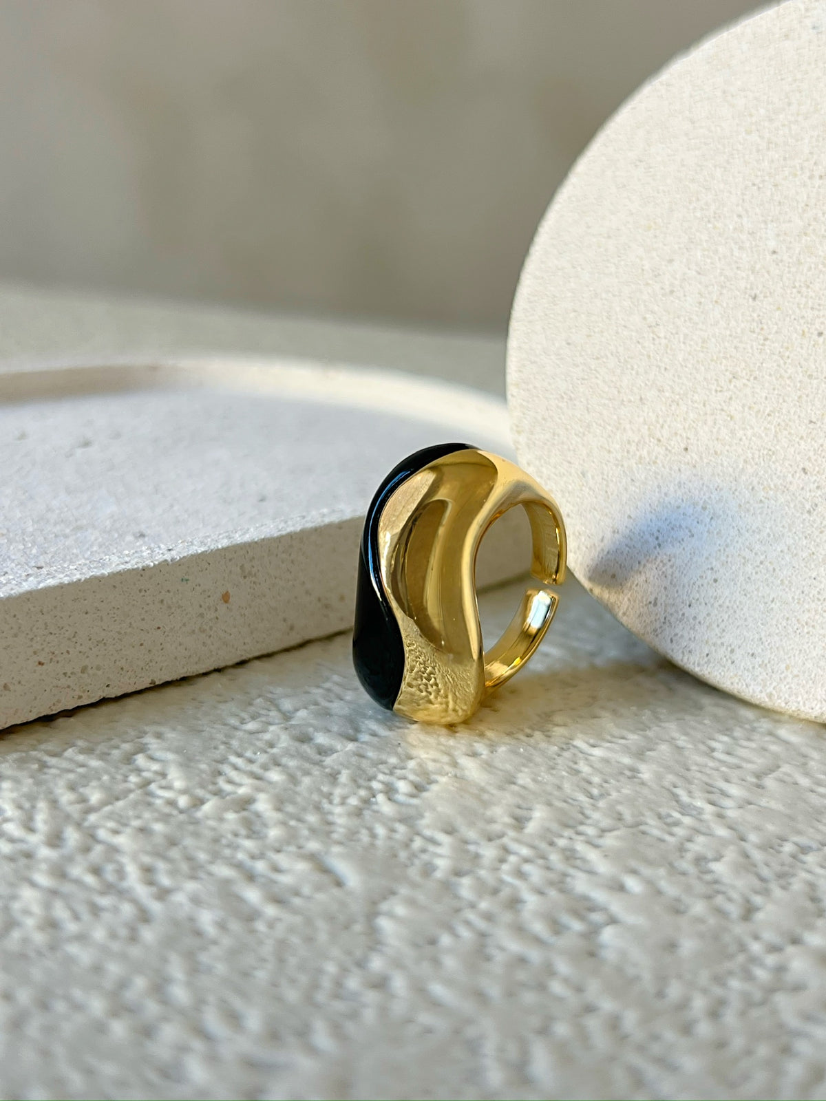 Anel Preto Onda Banho Ouro 18k
