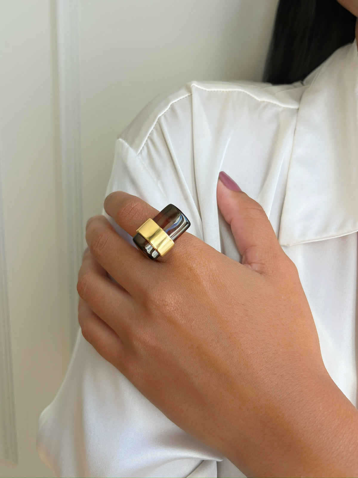 Anel Retangular Detalhes Marrom e Banho Ouro 18k
