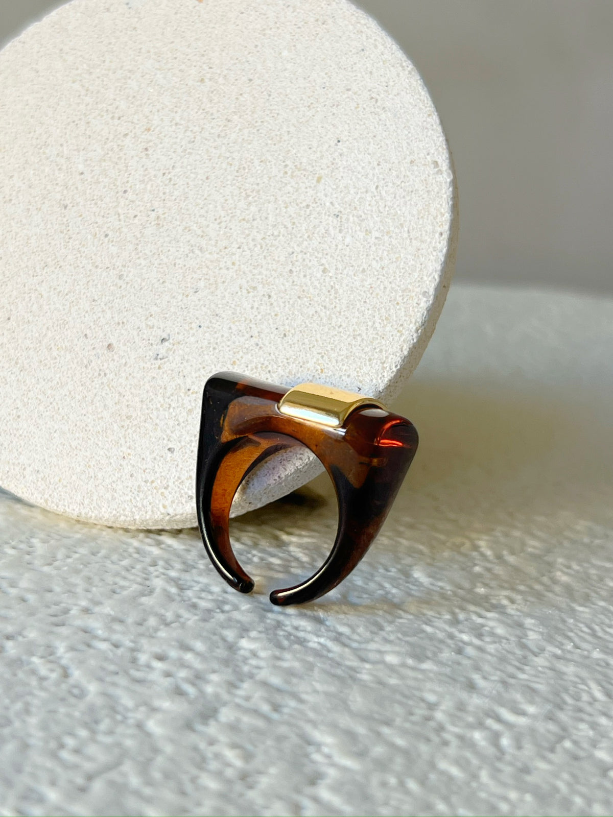 Anel Retangular Detalhes Marrom e Banho Ouro 18k