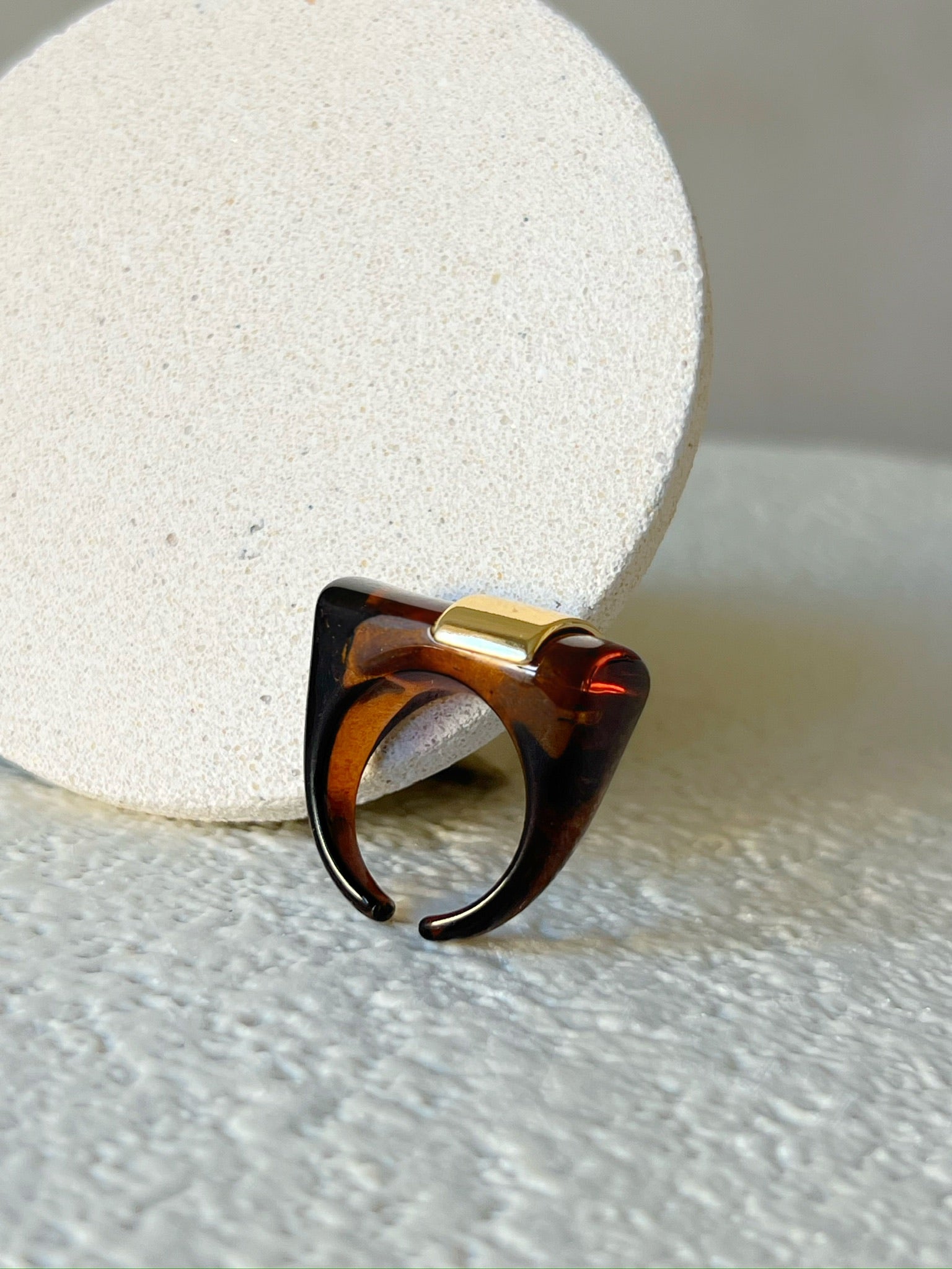 Anel Retangular Detalhes Marrom e Banho Ouro 18k