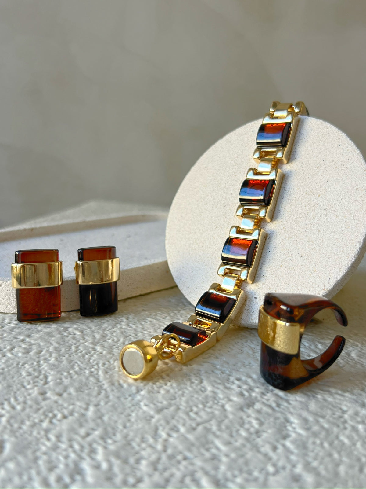 Anel Retangular Detalhes Marrom e Banho Ouro 18k