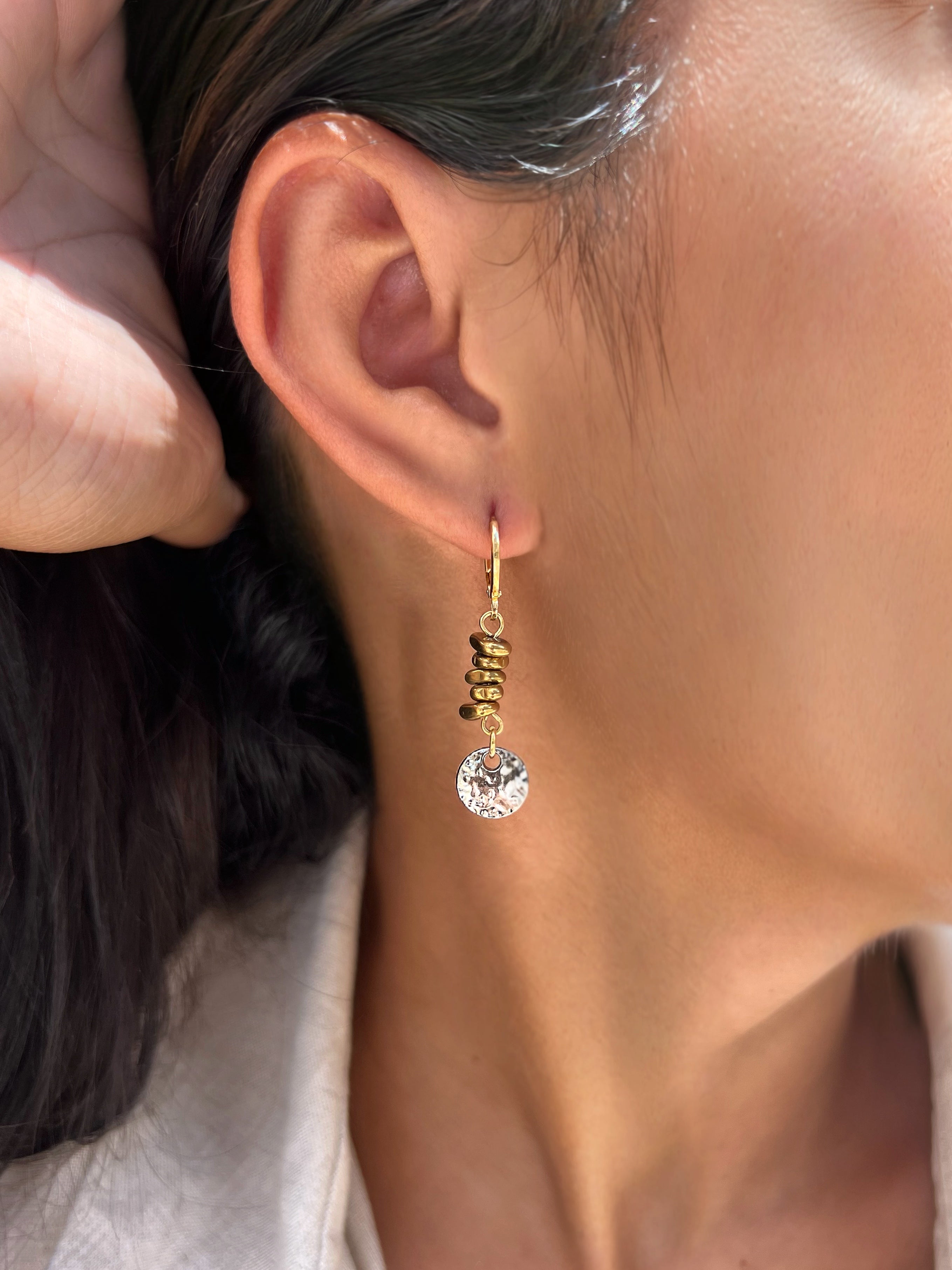 Brinco Argola Cascalho Hematita Dourado e Pin Ródio Branco