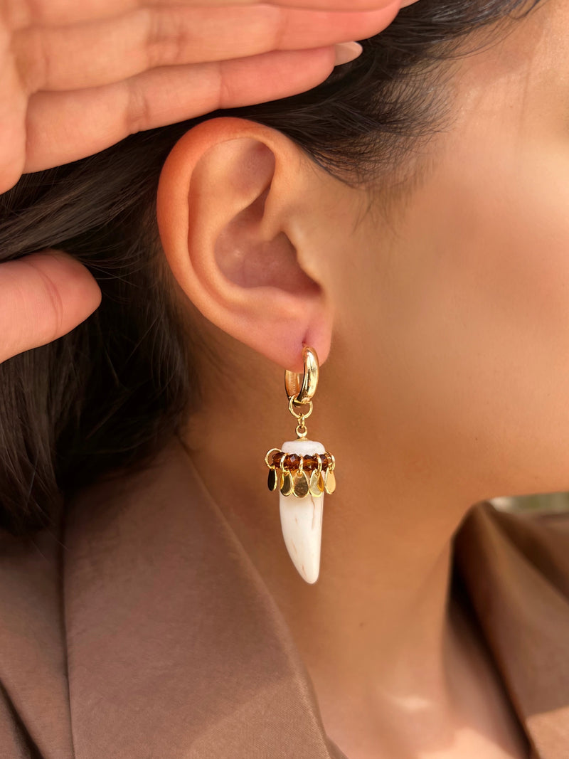 Brinco Argola Dente Pedra Natural Howlita E Gotinhas