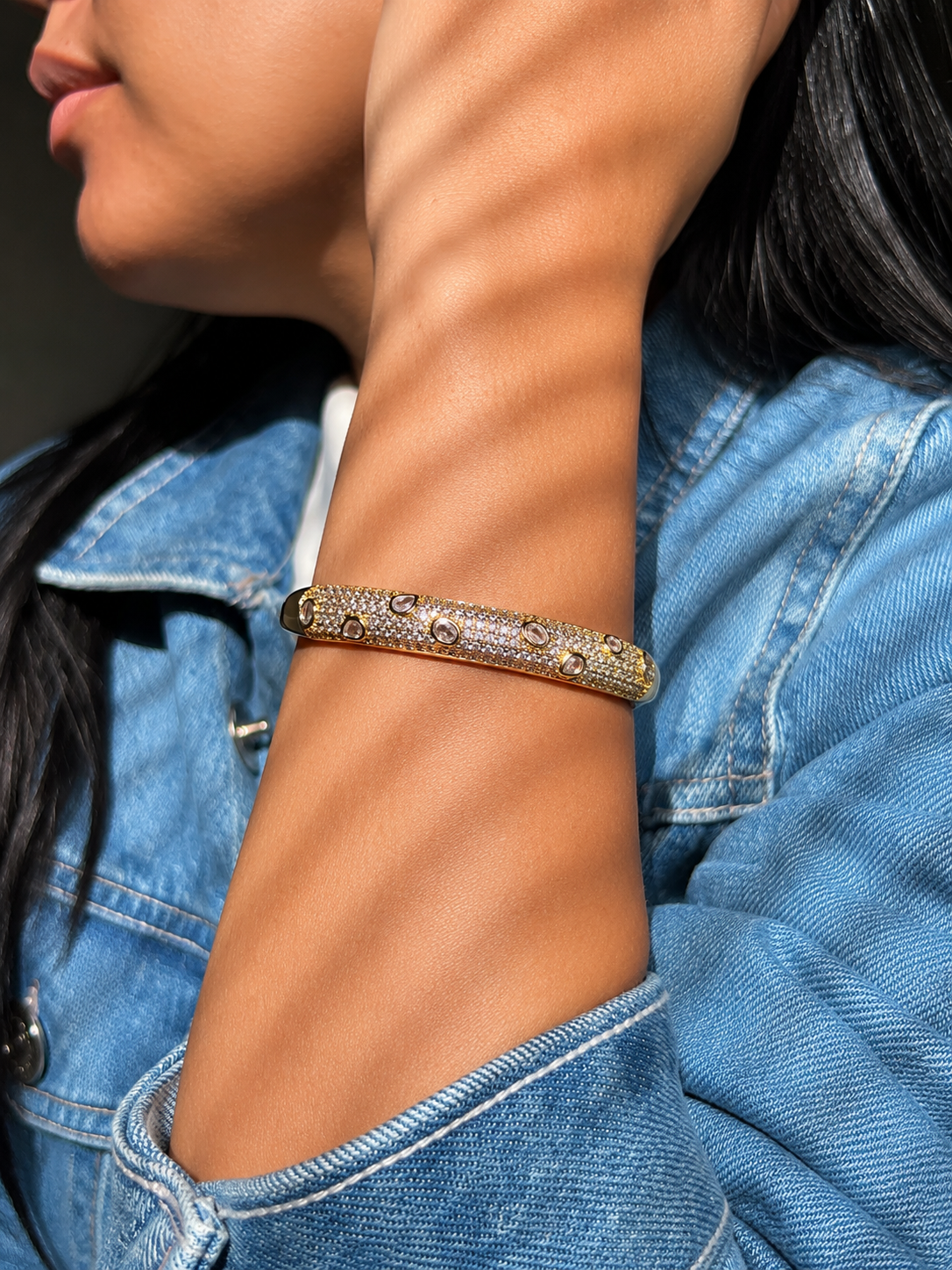 Bracelete Cravejado Com Detalhes Em Gotas Banho Ouro 18k