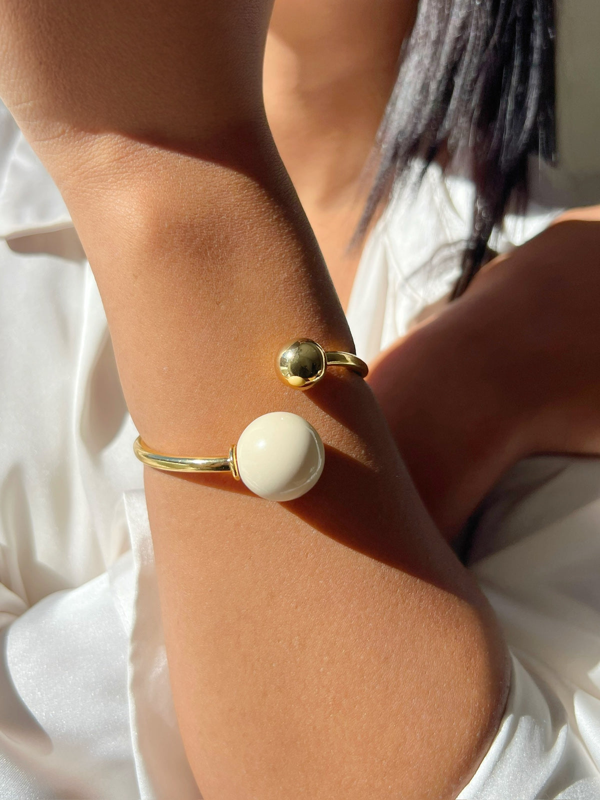 Bracelete Esfera Branca Banho Ouro 18k