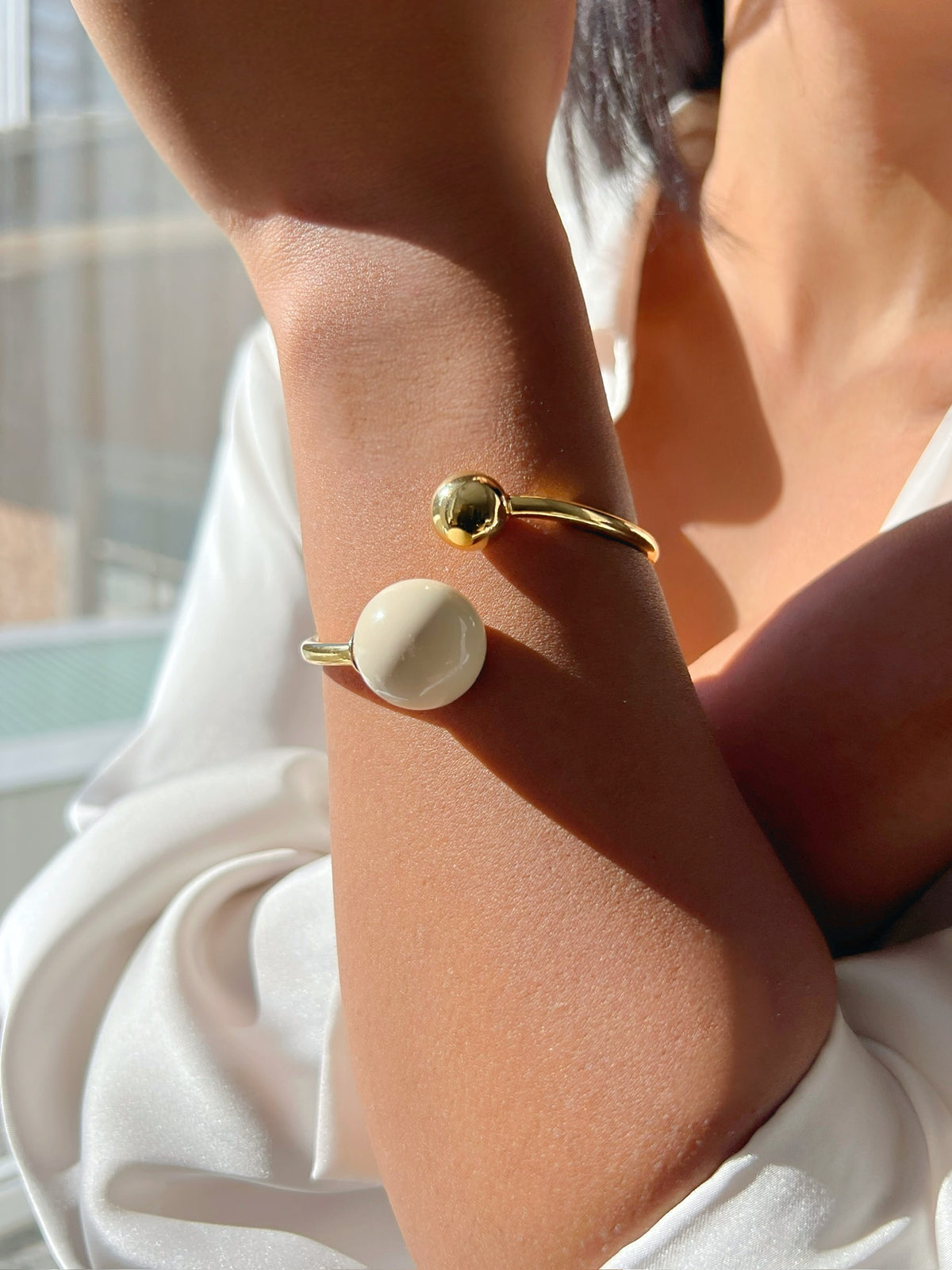 Bracelete Esfera Branca Banho Ouro 18k