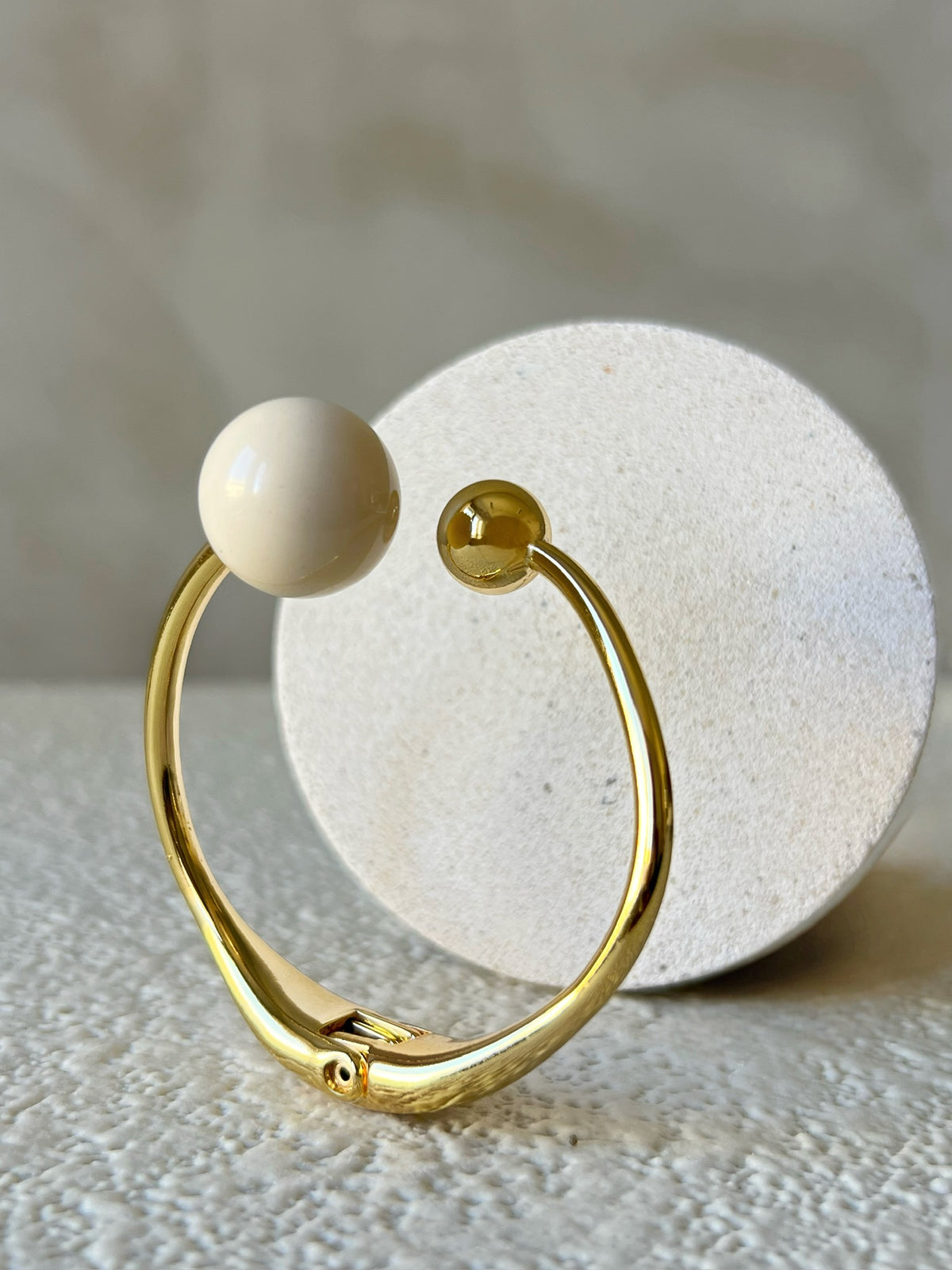 Bracelete Esfera Branca Banho Ouro 18k