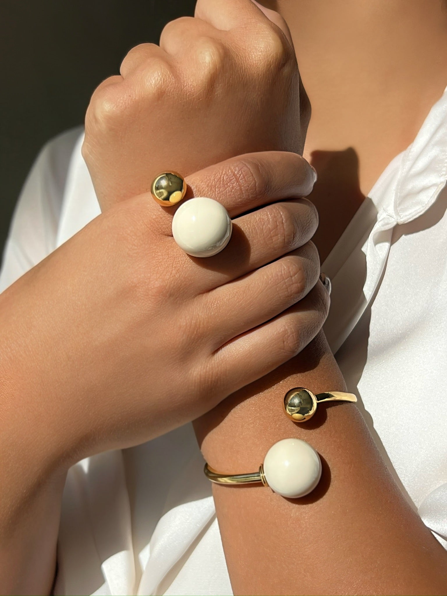 Bracelete Esfera Branca Banho Ouro 18k