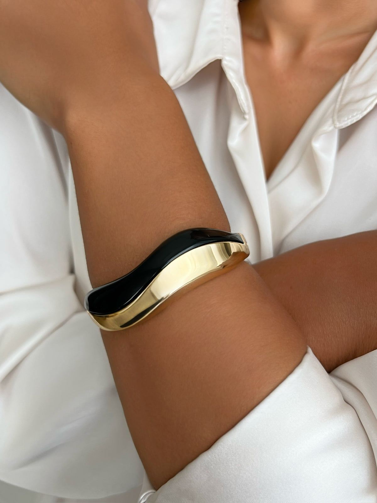 Bracelete Onda Preto Banho Ouro 18k