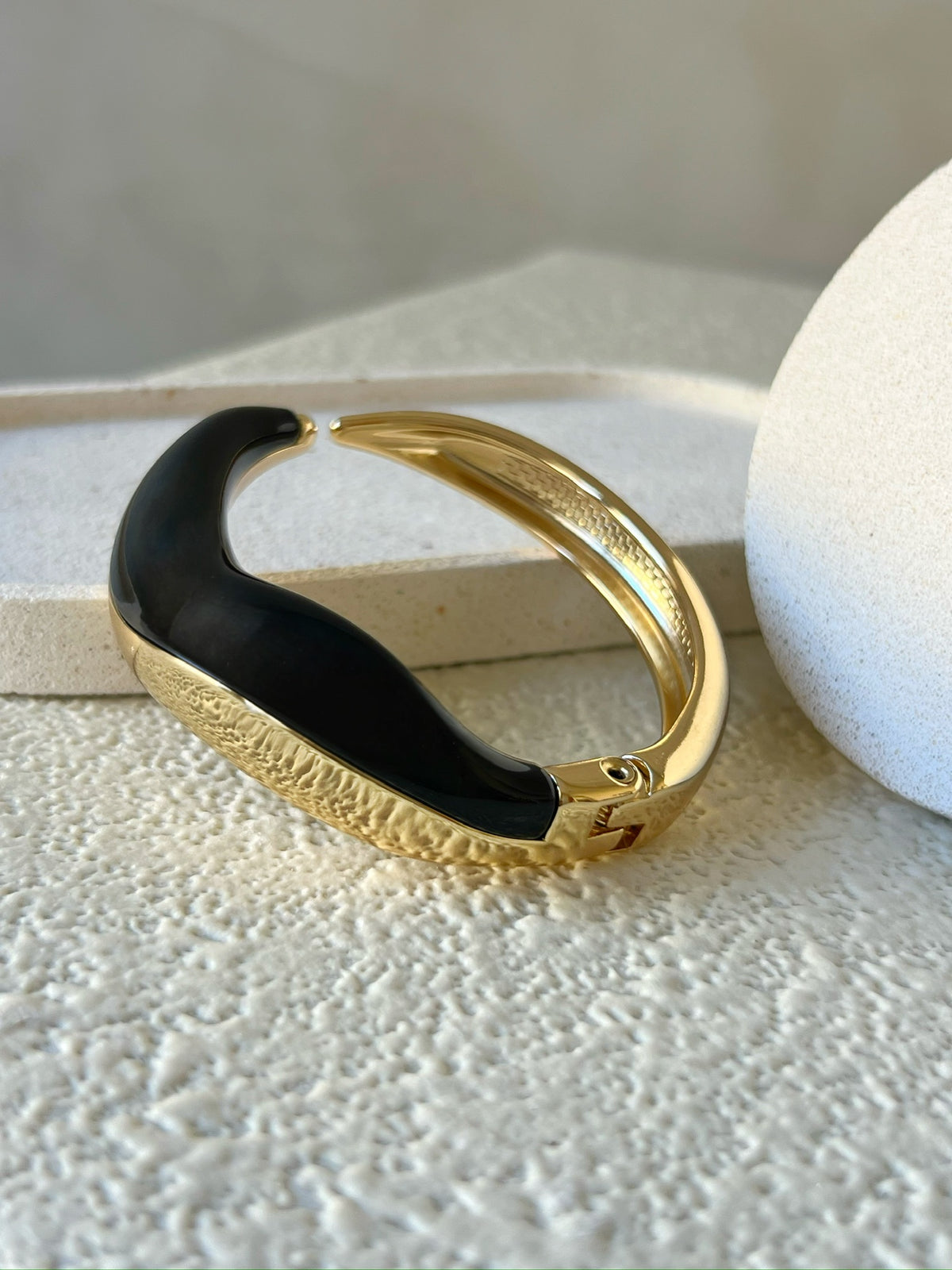 Bracelete Onda Preto Banho Ouro 18k