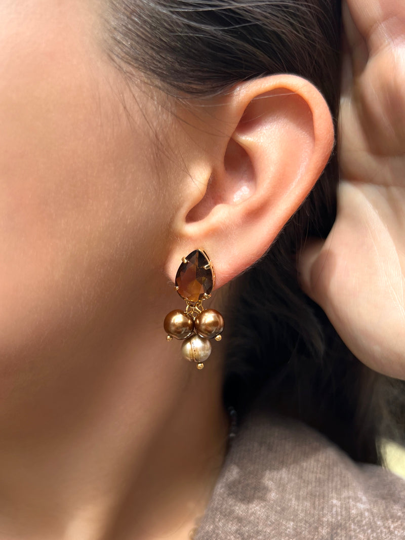 Brinco Gota Com Cacho E Pérolas Marrom