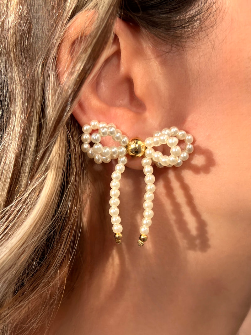 Brinco Mini Laço Duplo Pérola