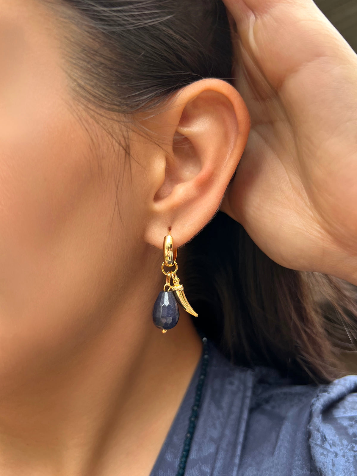 Brinco Argola Pedra Natural Safira Azul e Pingente Dente