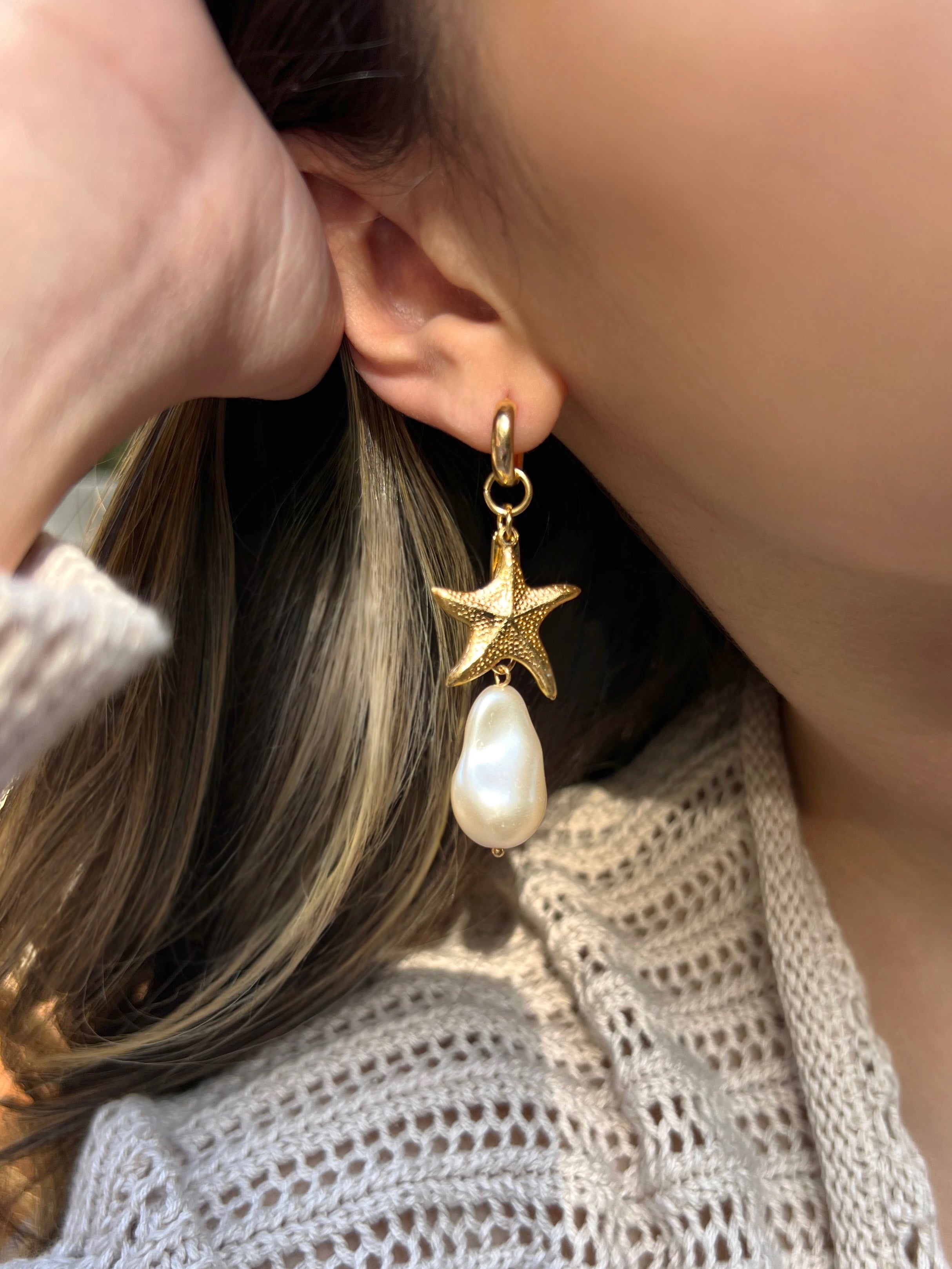 Brinco Argola Com Pérola Barroca Acrílica e Estrela Do Mar Dourada