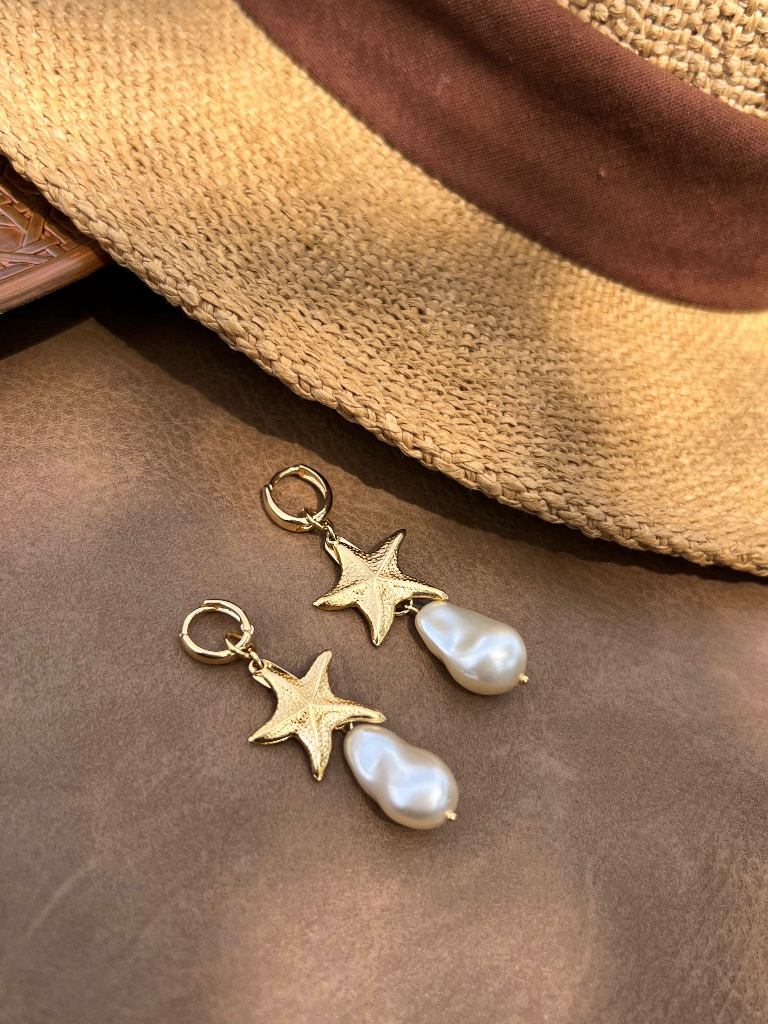 Brinco Argola Com Pérola Barroca Acrílica e Estrela Do Mar Dourada