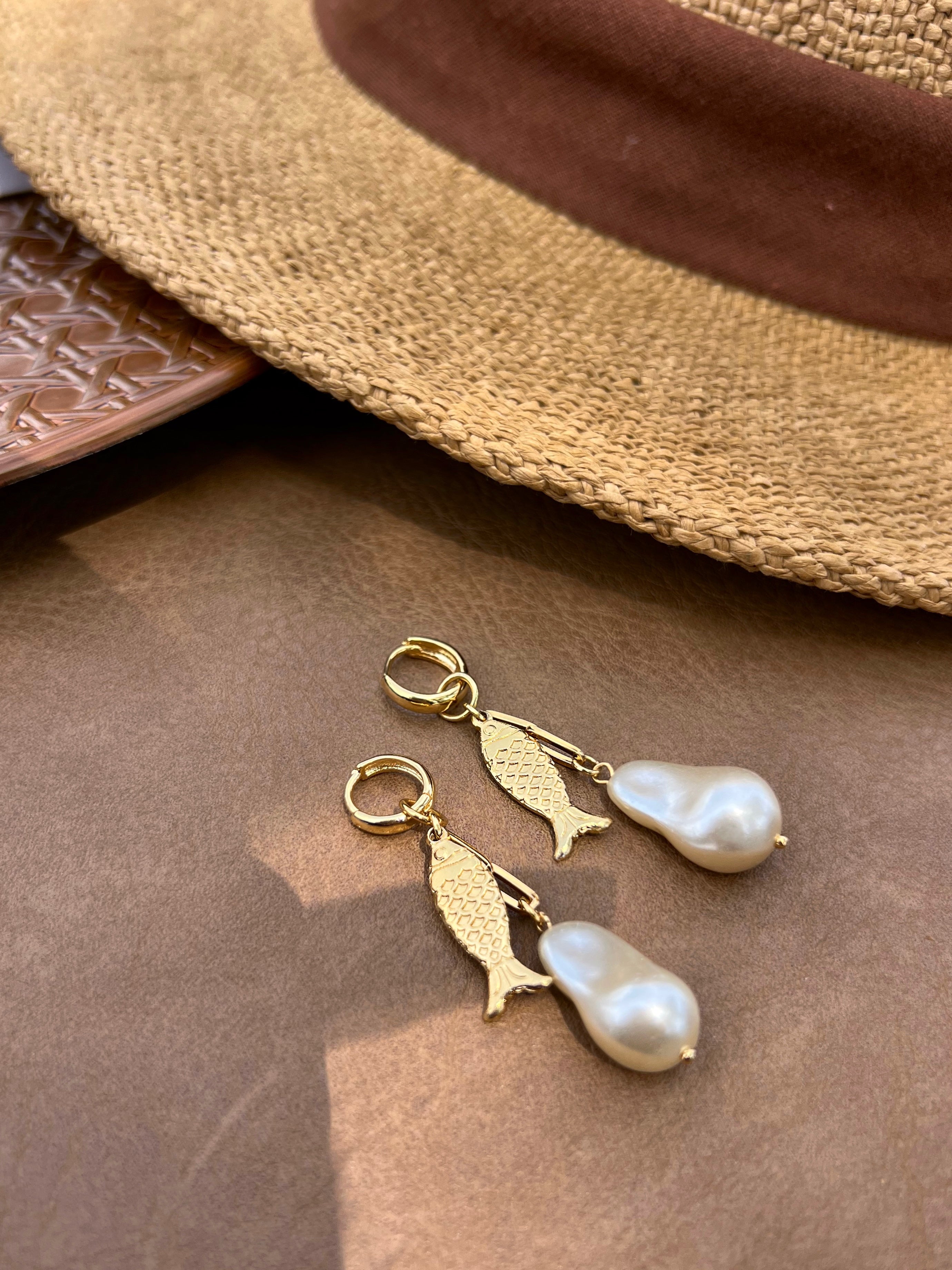 Brinco Linha Mar Argola Com Pérola Barroca Acrílica e Peixe Dourado