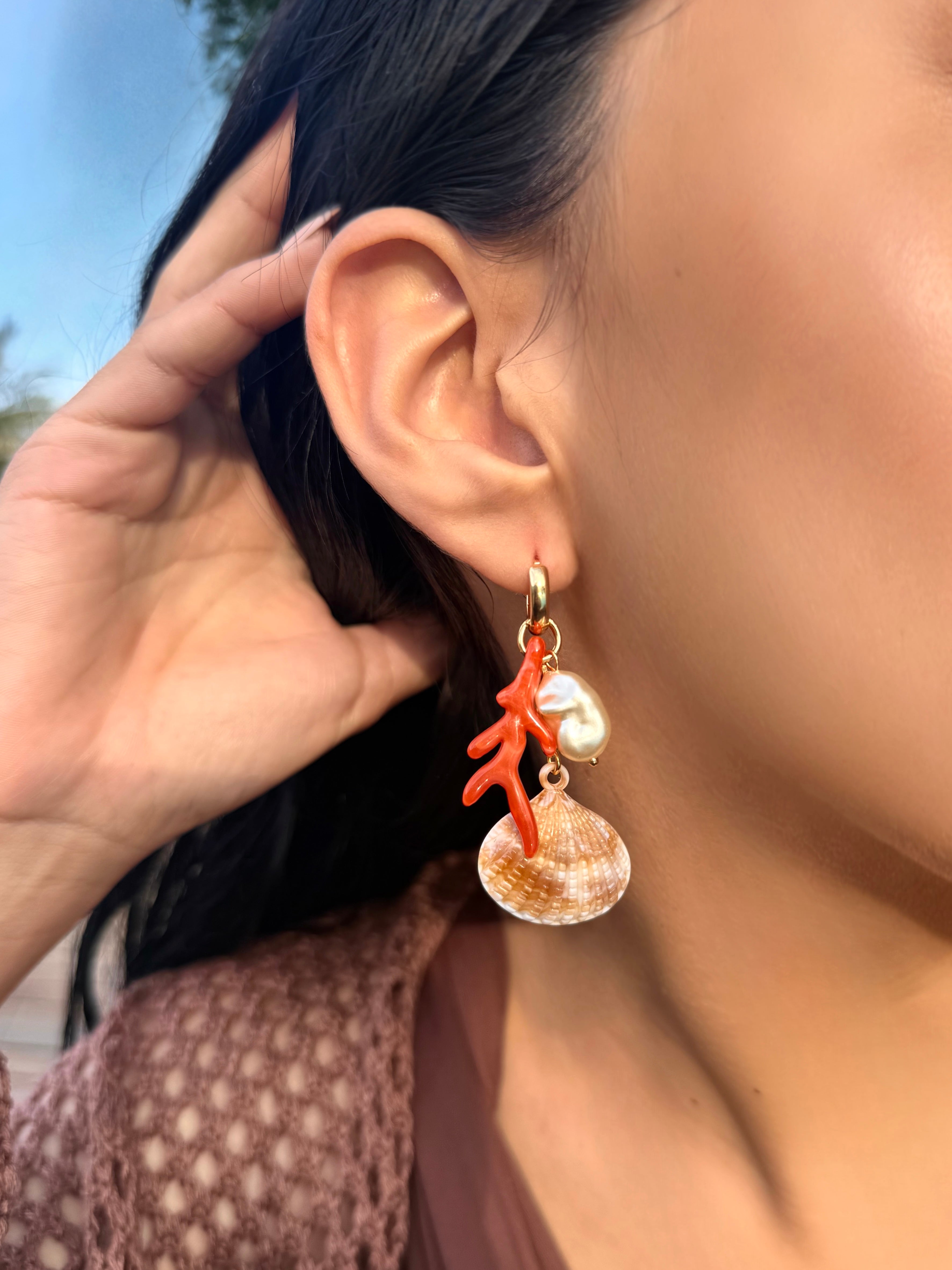Brinco Linha Mar Argola Concha Com Alga Coral e Pérola Barroca Acrílica