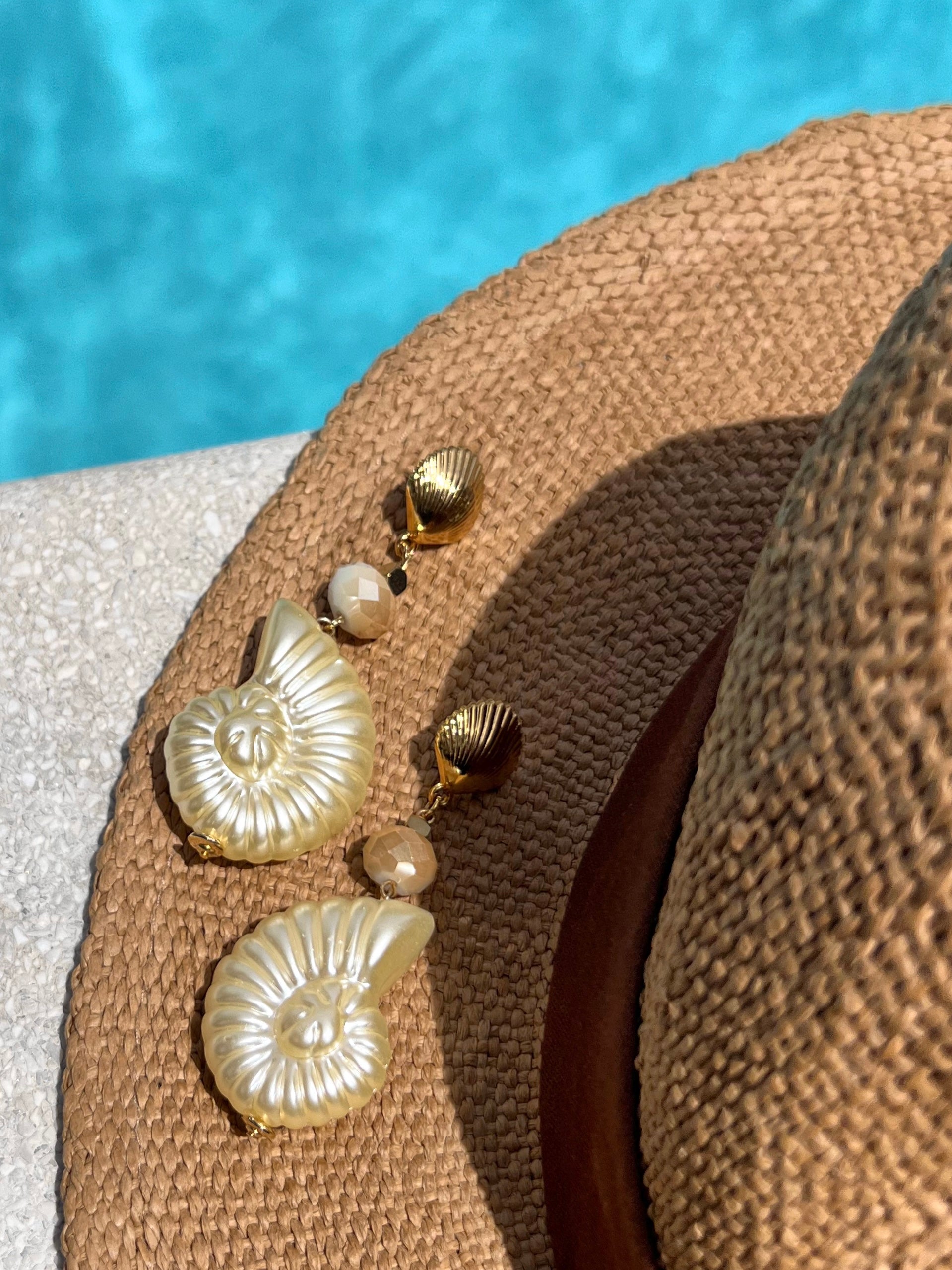 Brinco Linha Mar Concha Dourada Com Caracol Pérola, Cristal e Hematitas