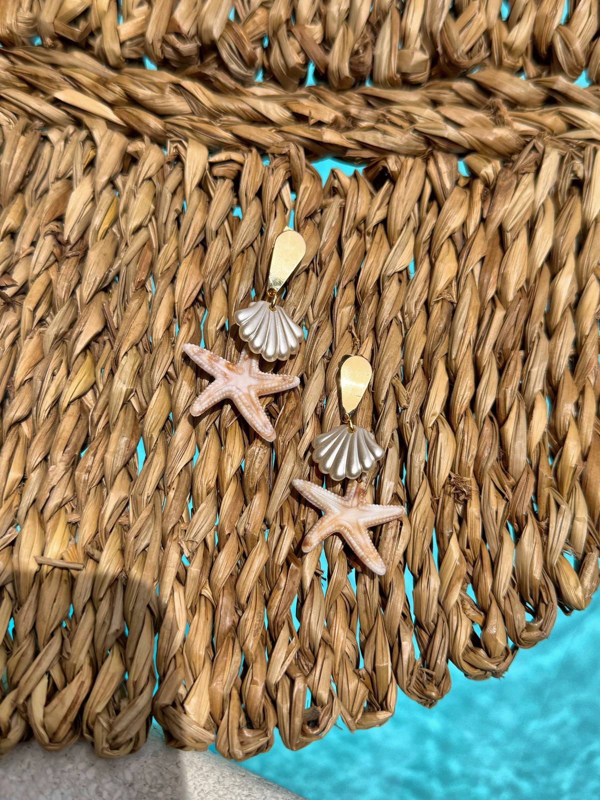 Brinco Linha Mar Gota Dourada Com Concha Pérola e Estrela Bege
