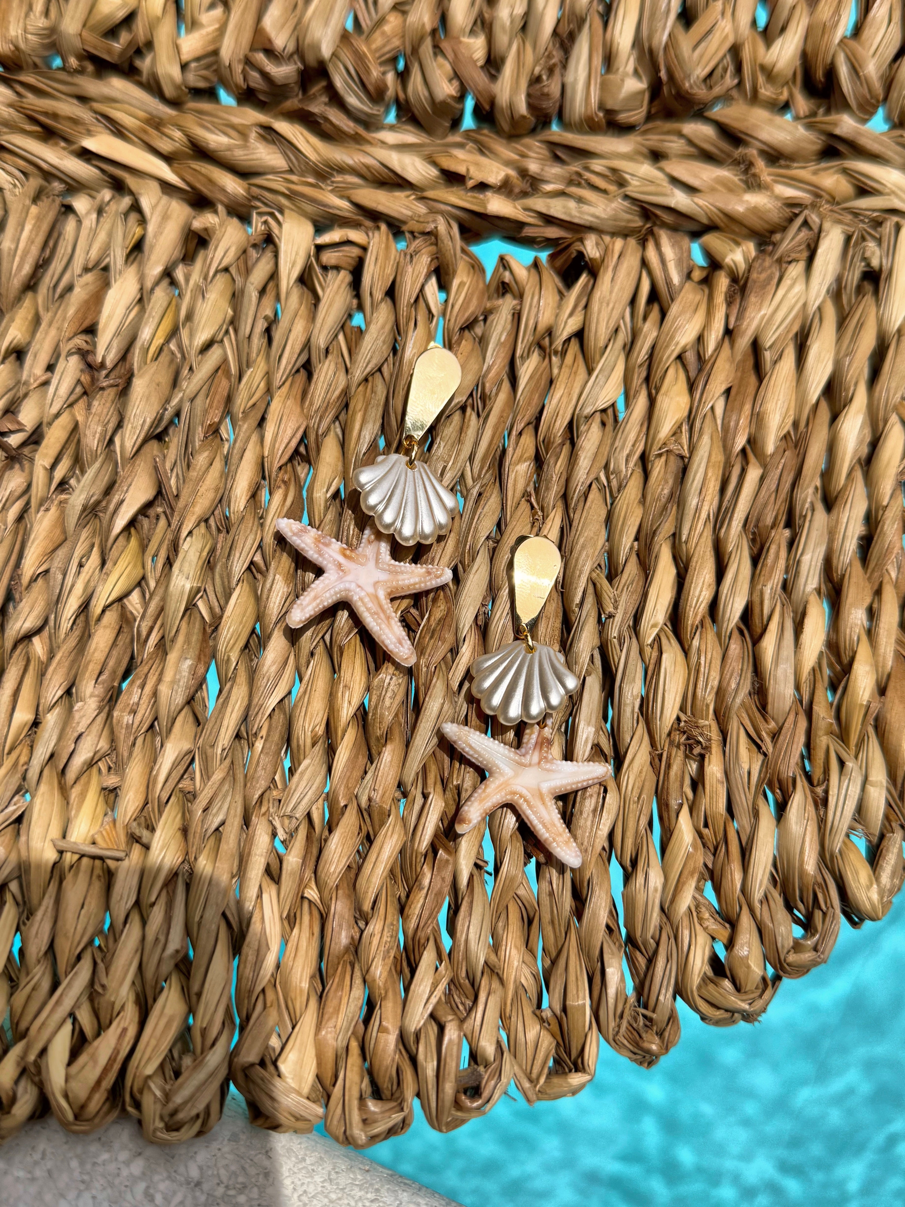 Brinco Linha Mar Gota Dourada Com Concha Pérola e Estrela Bege