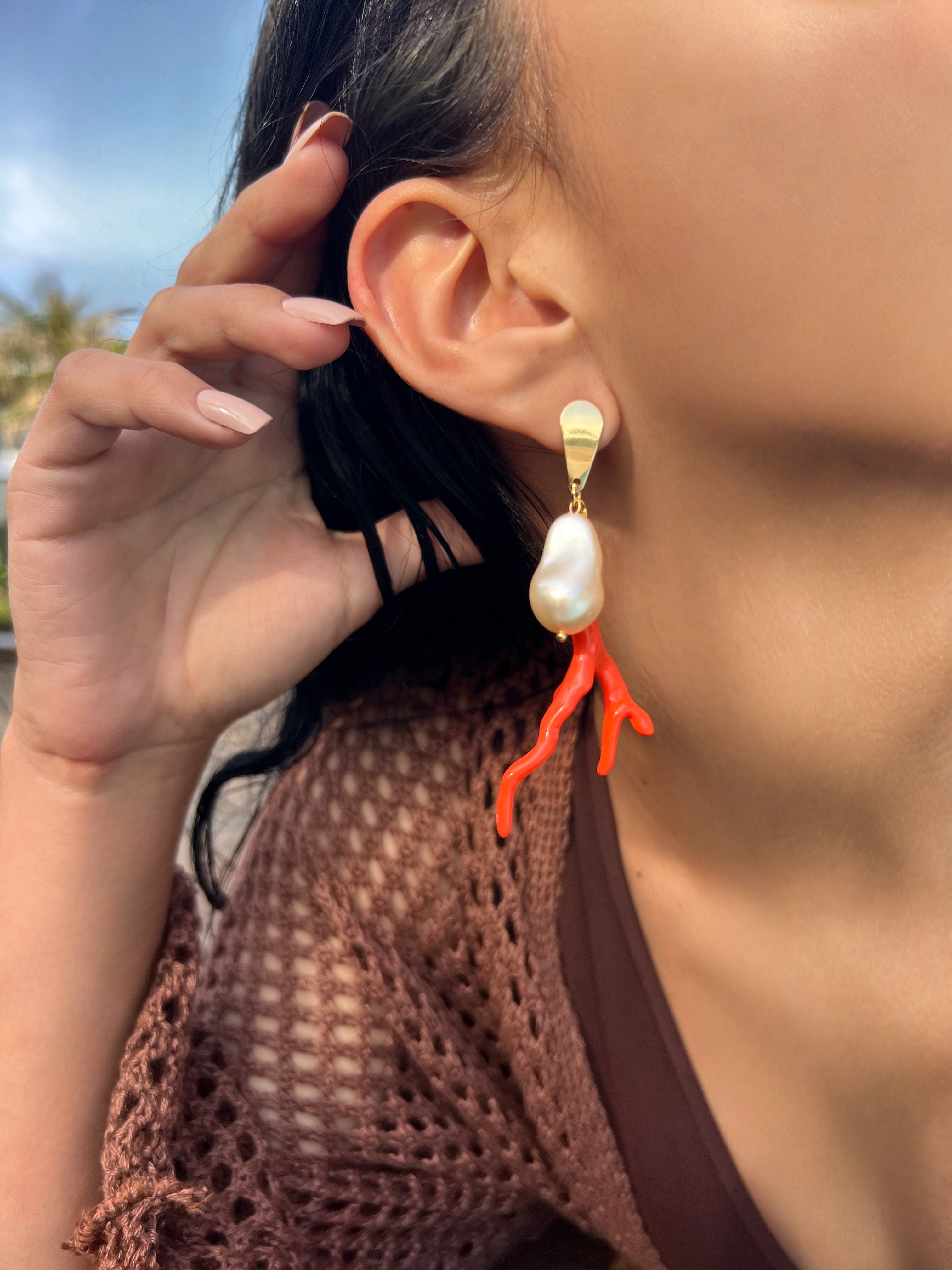 Brinco Linha Mar Metal Gota Com Alga Coral e Pérola Barroca Acrílica