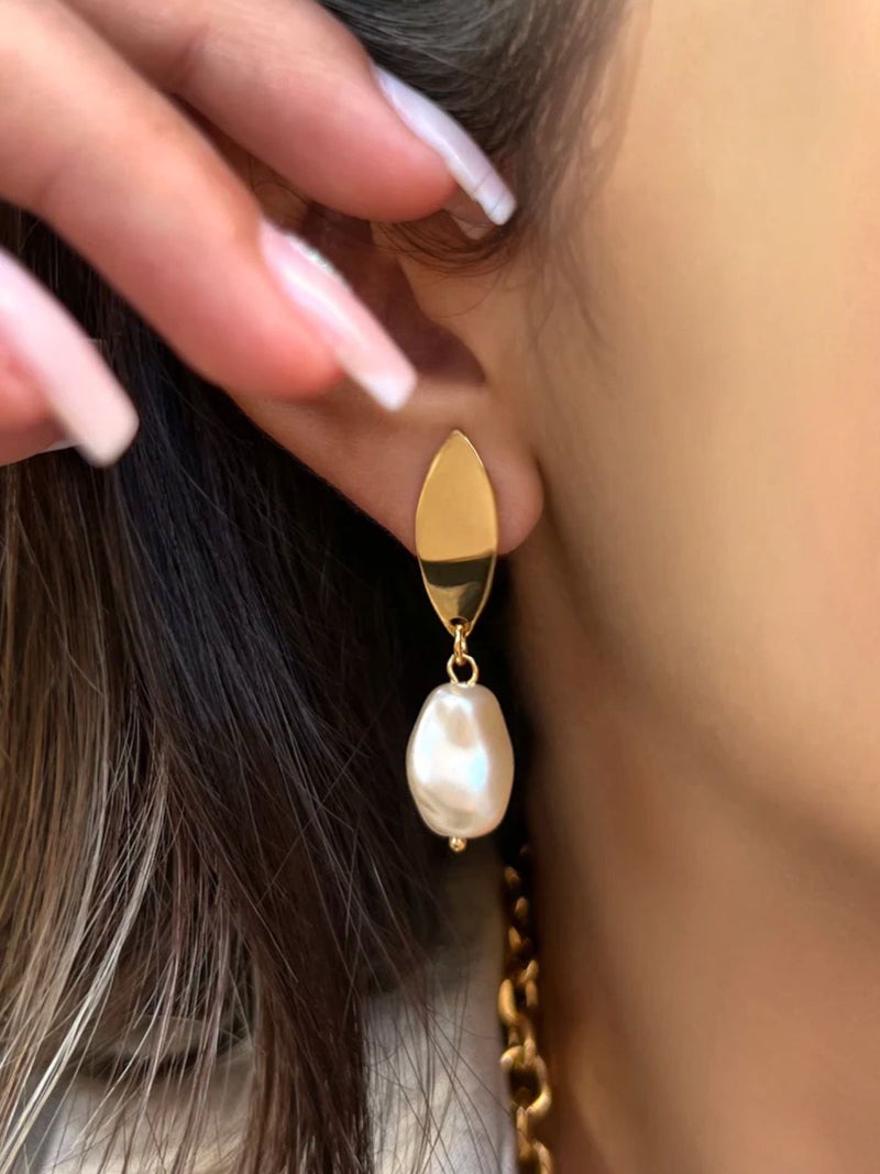 Brinco Navete Pérola Barroca Acrílica