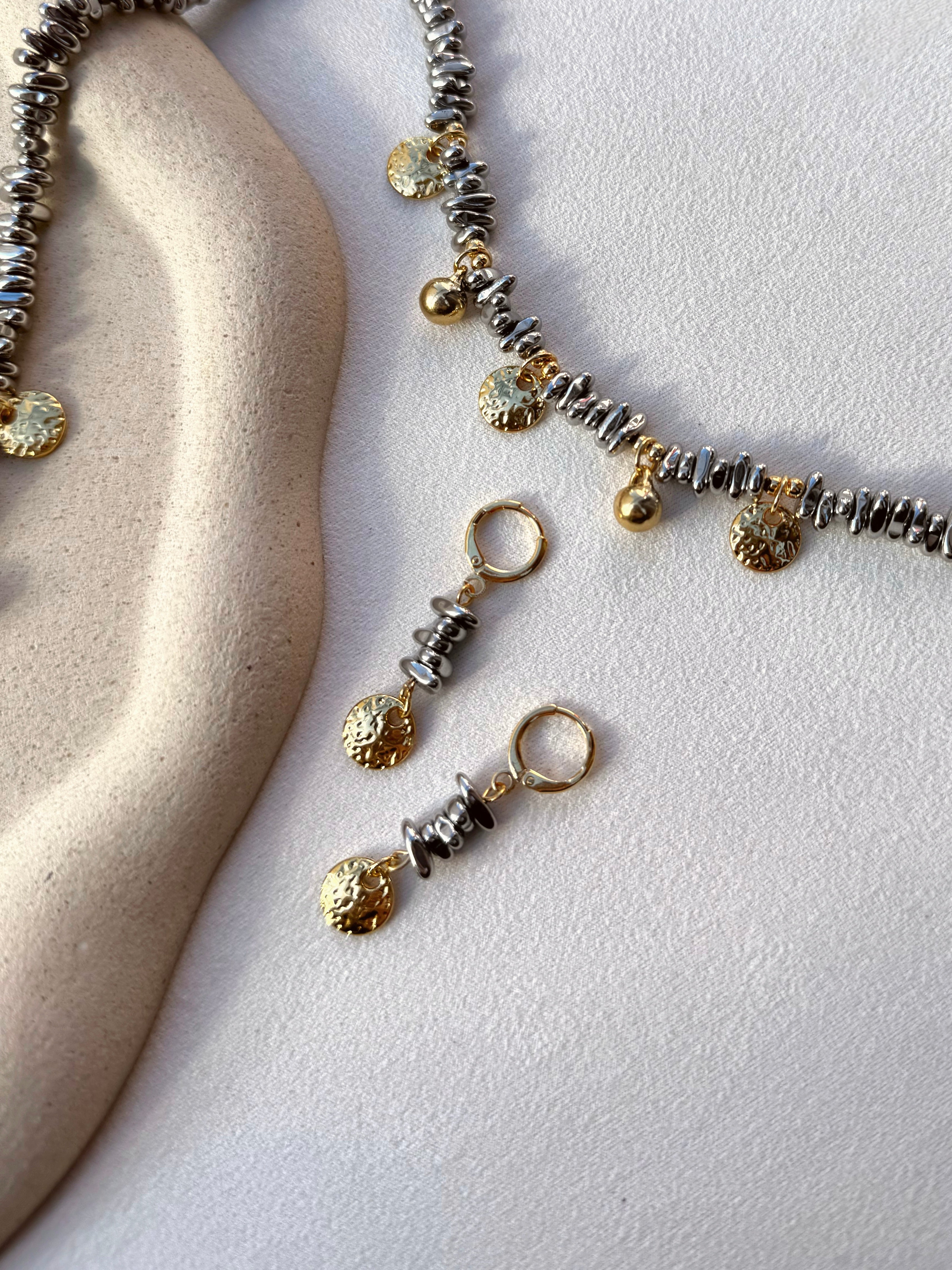 Brinco Argola Cascalho Hematita Ródio E Pin Dourado