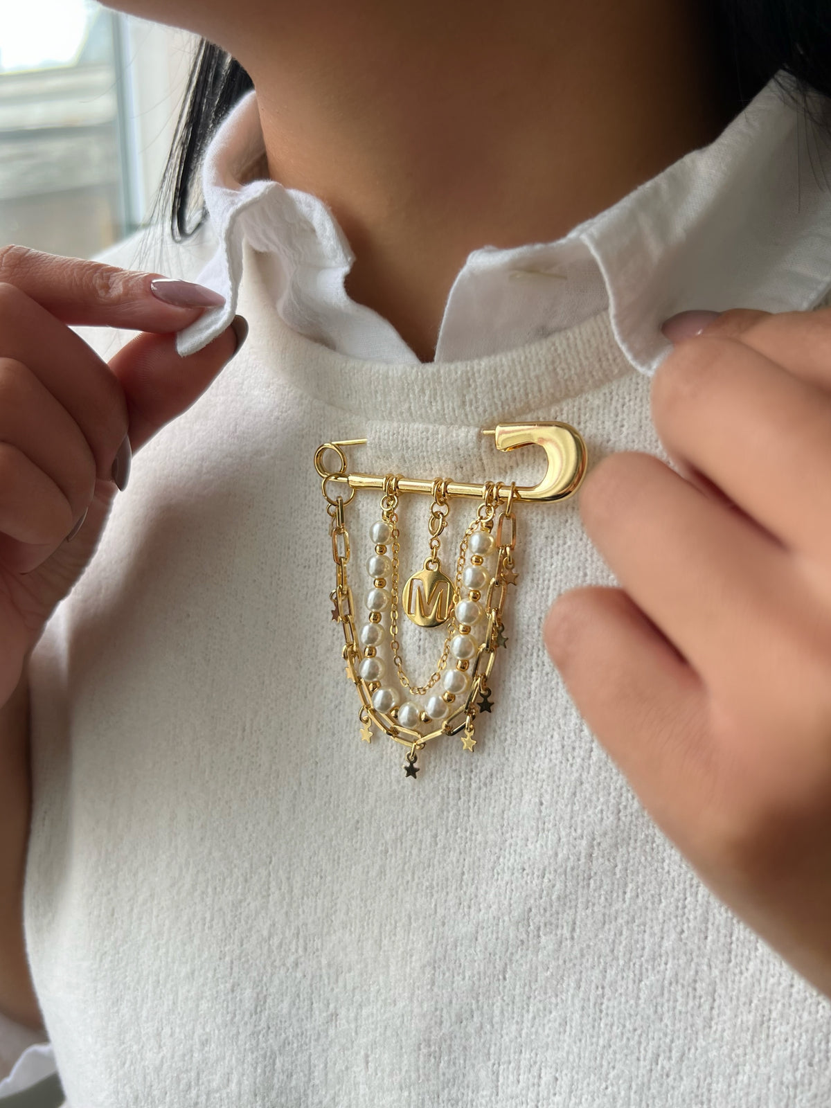 Broche Pérolas e Correntes Com Inicial