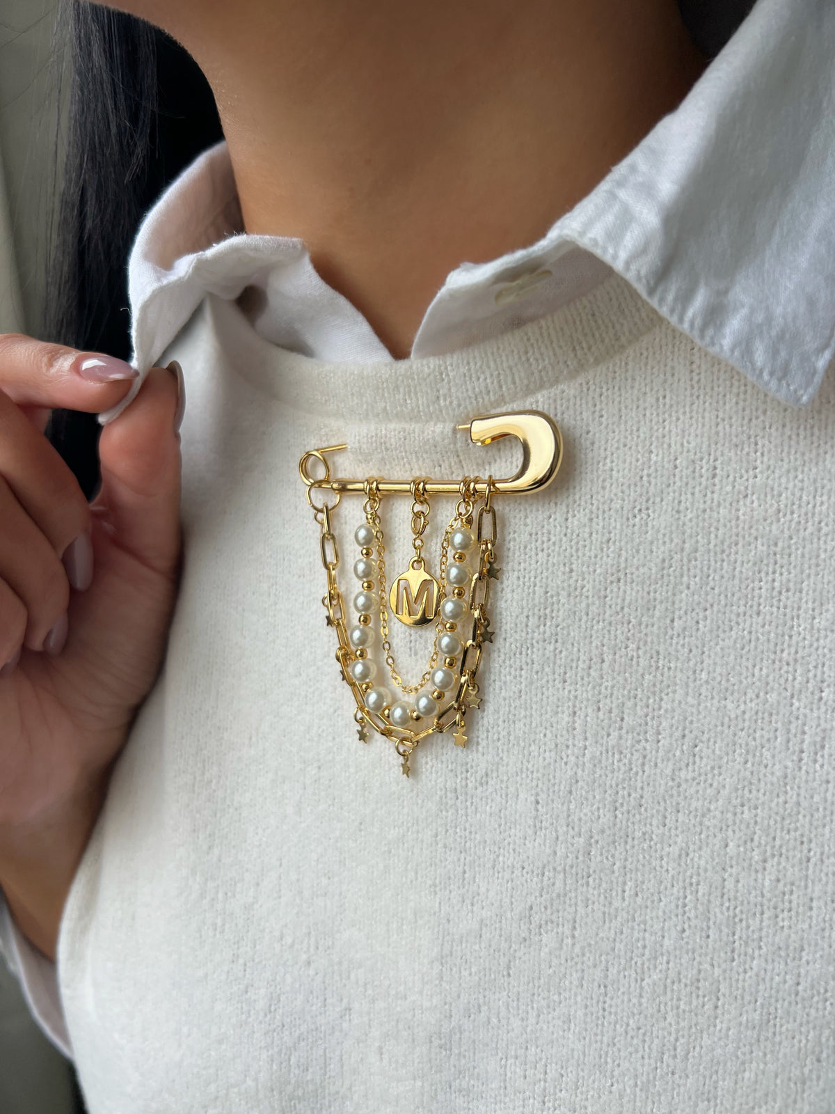 Broche Pérolas e Correntes Com Inicial