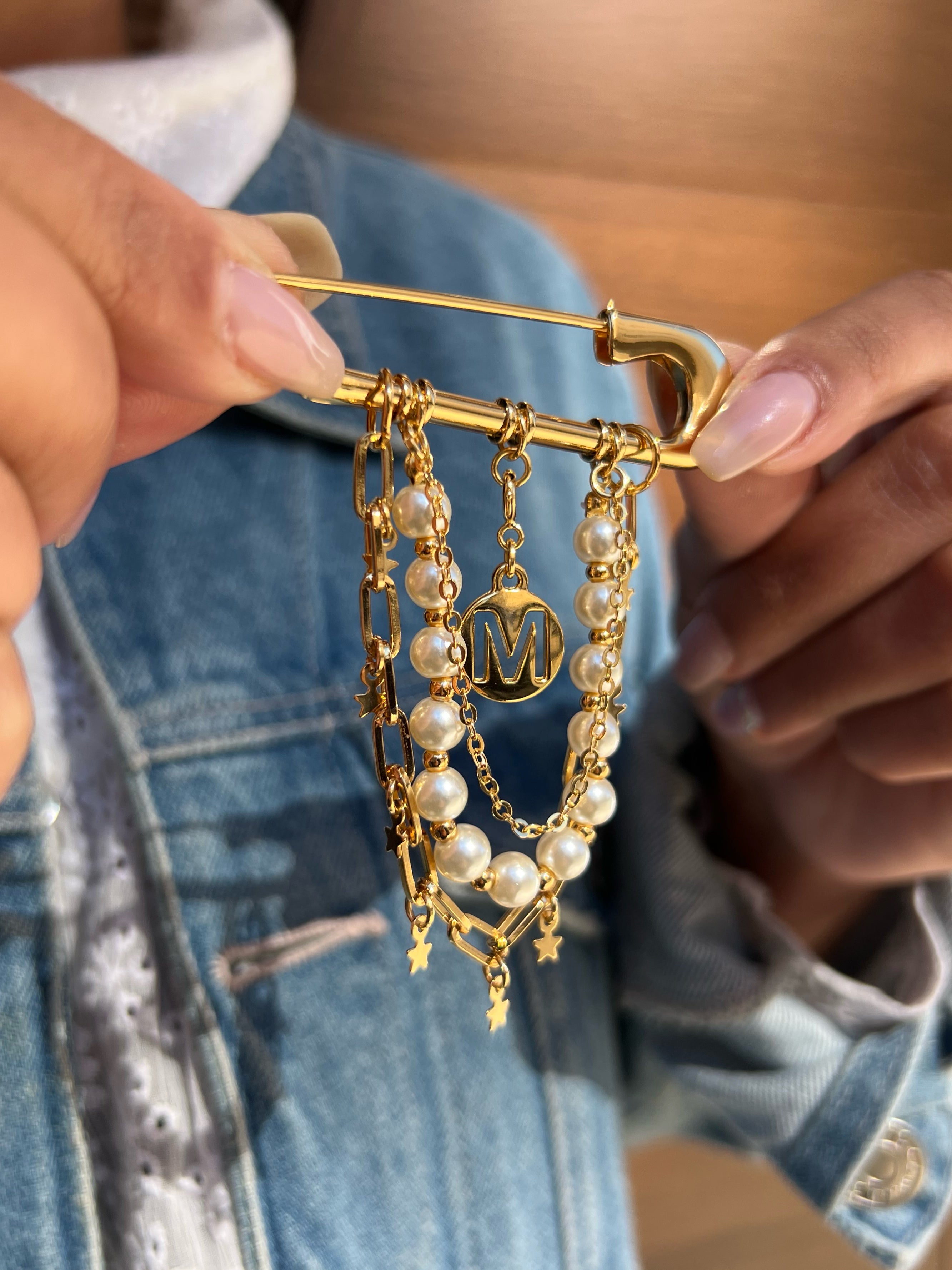 Broche Pérolas e Correntes Com Inicial