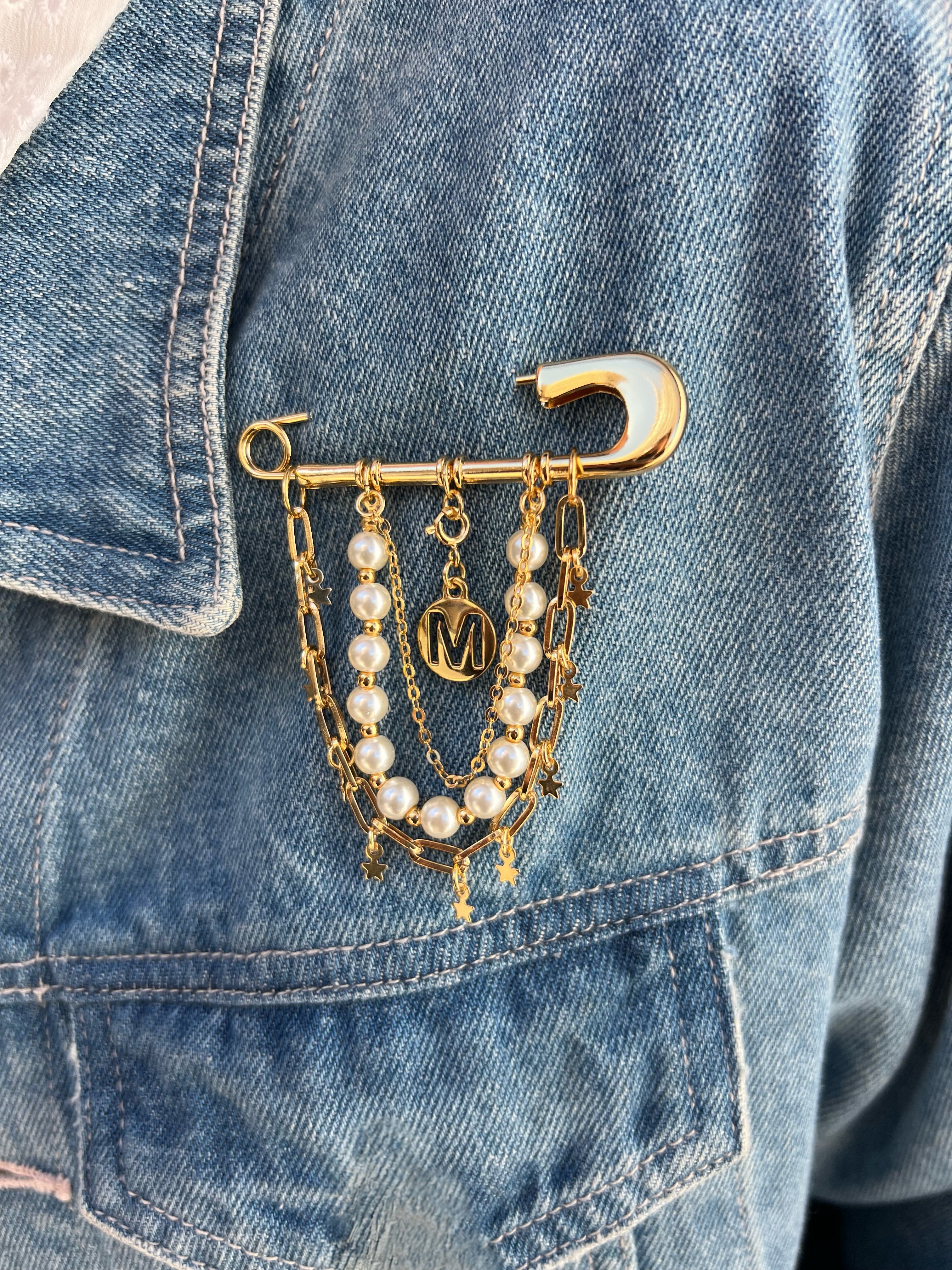 Broche Pérolas e Correntes Com Inicial