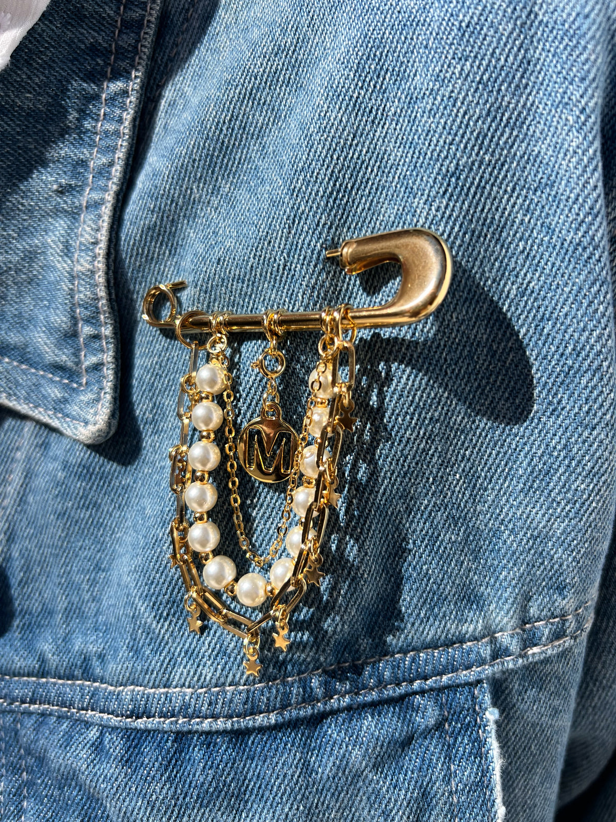 Broche Pérolas e Correntes Com Inicial