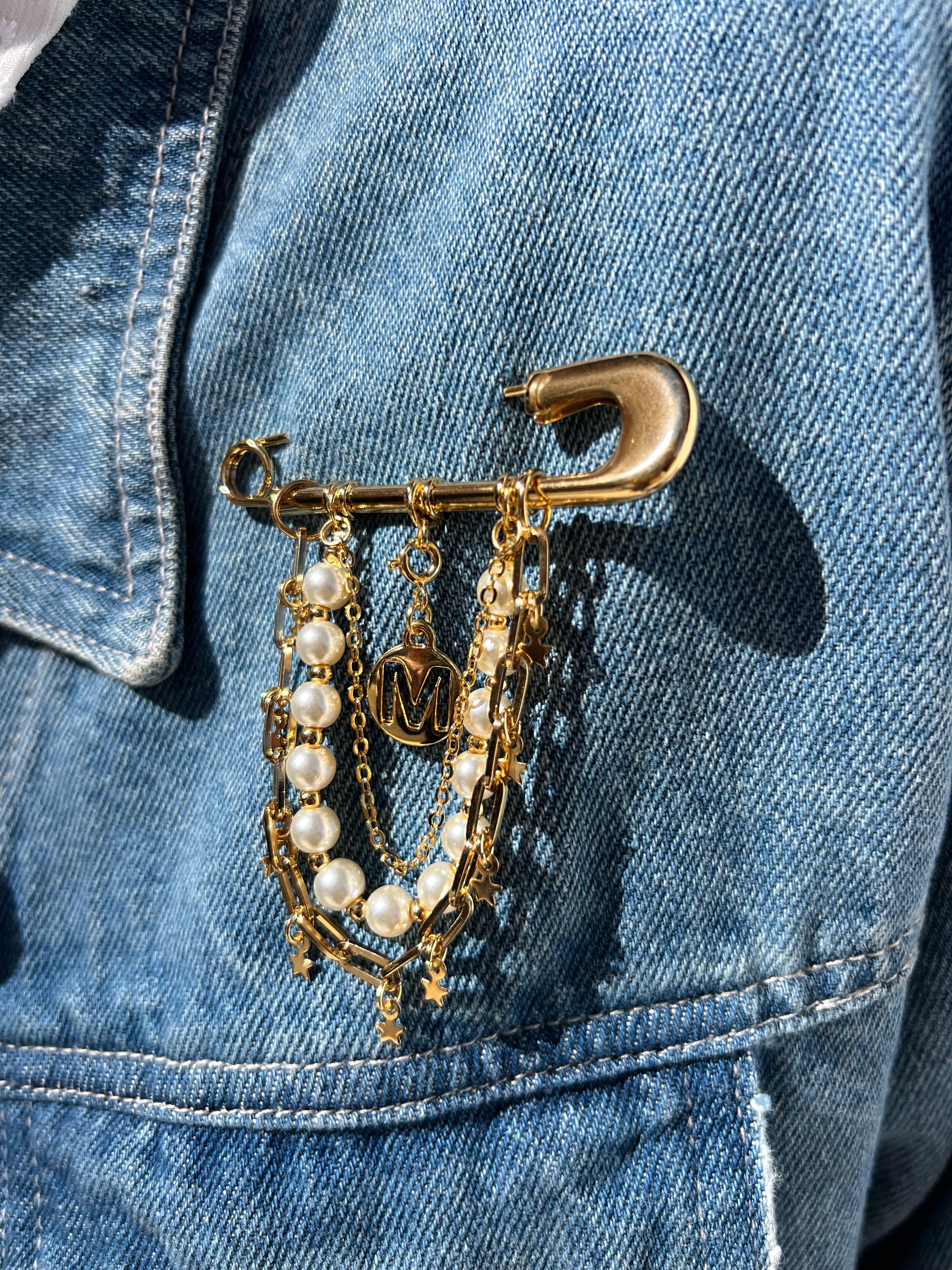 Broche Pérolas e Correntes Com Inicial