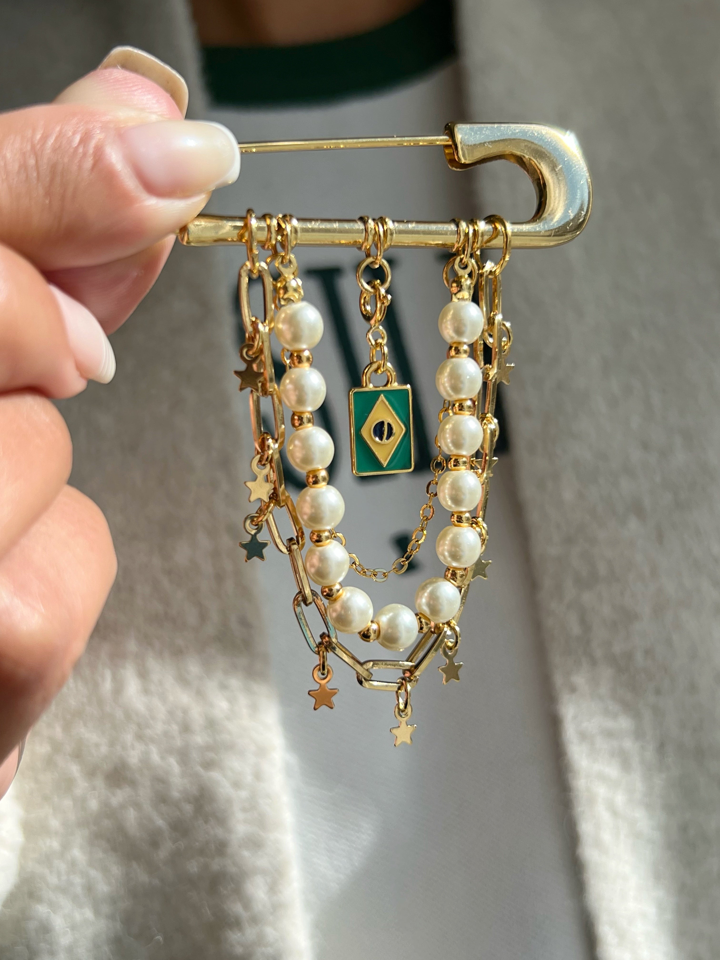 Broche Pérolas e Correntes Com Inicial