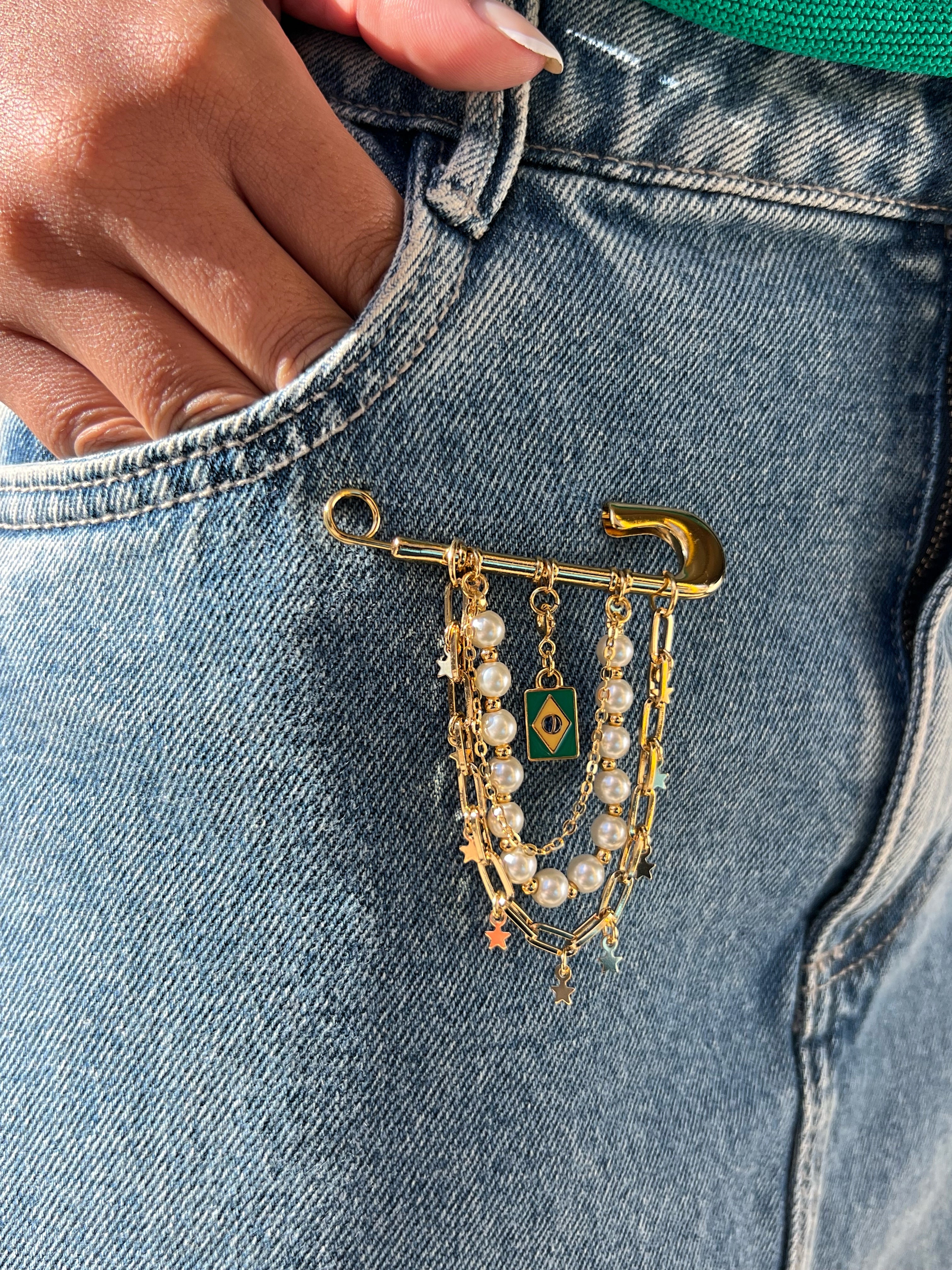 Broche Pérolas e Correntes Com Inicial