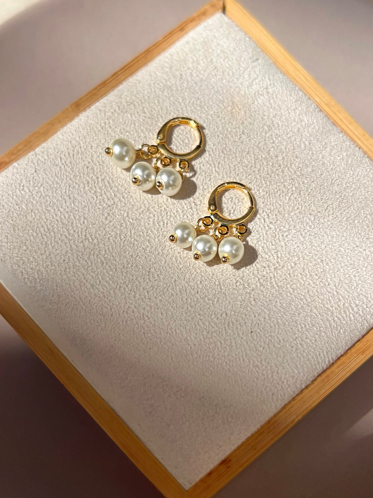 Brinco Argola Com Três Pérolas
