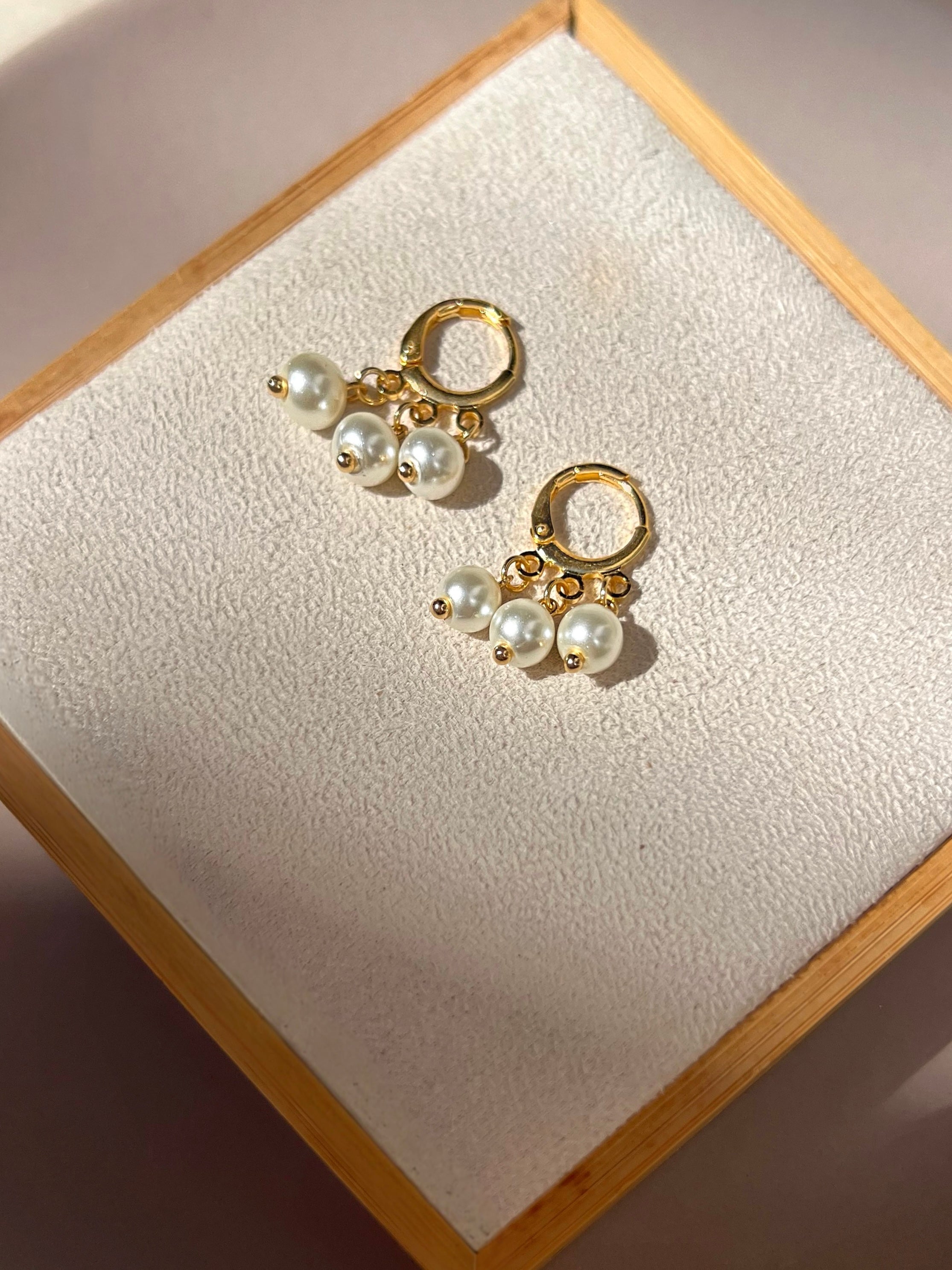 Brinco Argola Com Três Pérolas