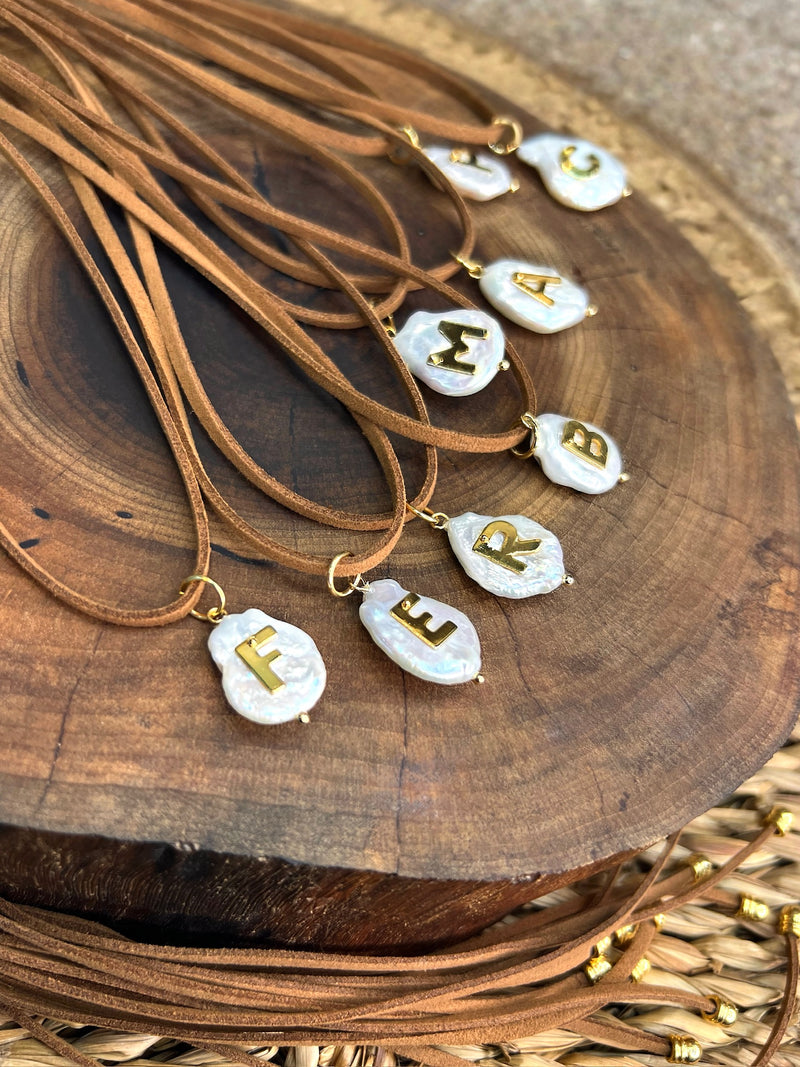 Colar Camurça Inicial Com Pérola Barroca