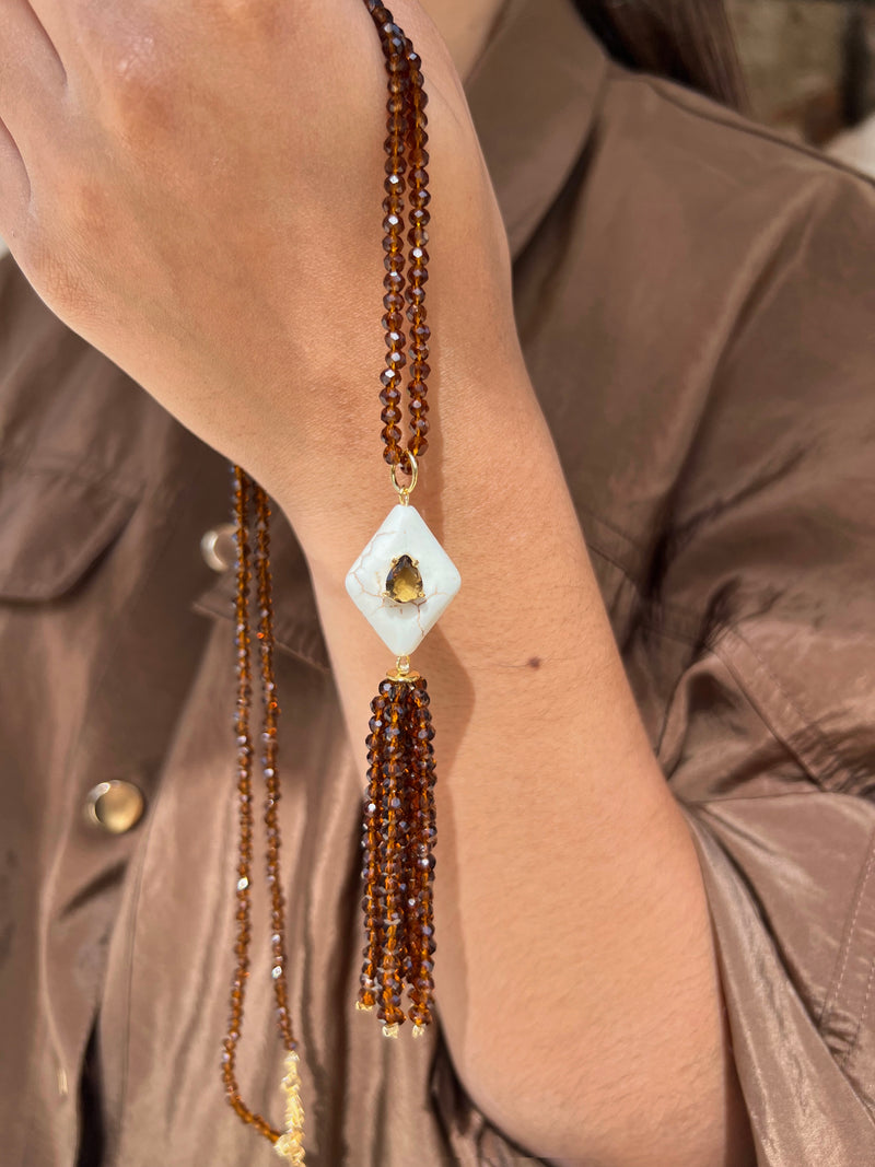 Gravata Pedra Natural Howlita E Franjas Marrom Escuro 70cm