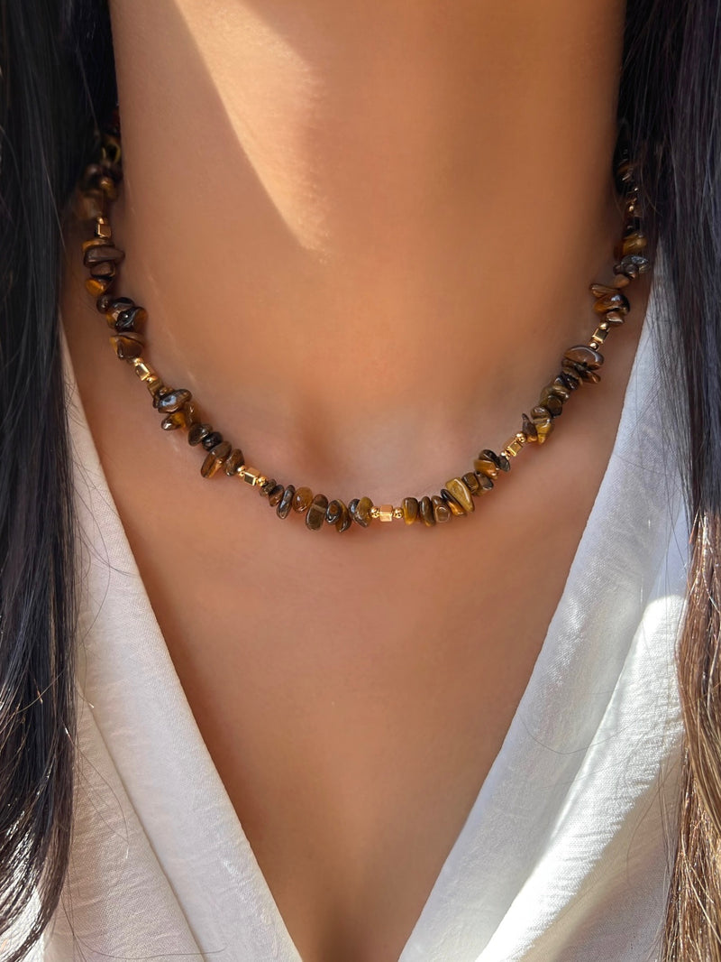 Colar Cascalho Olho de Tigre E Cubos 42cm