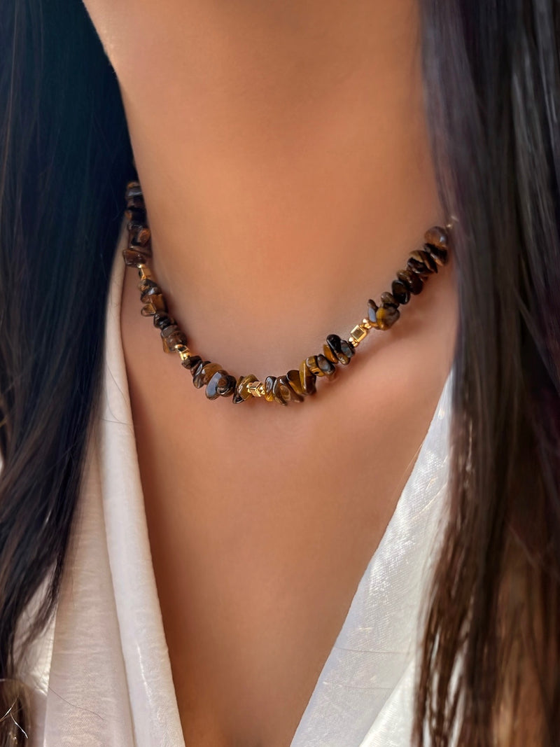 Colar Cascalho Olho de Tigre E Cubos 42cm