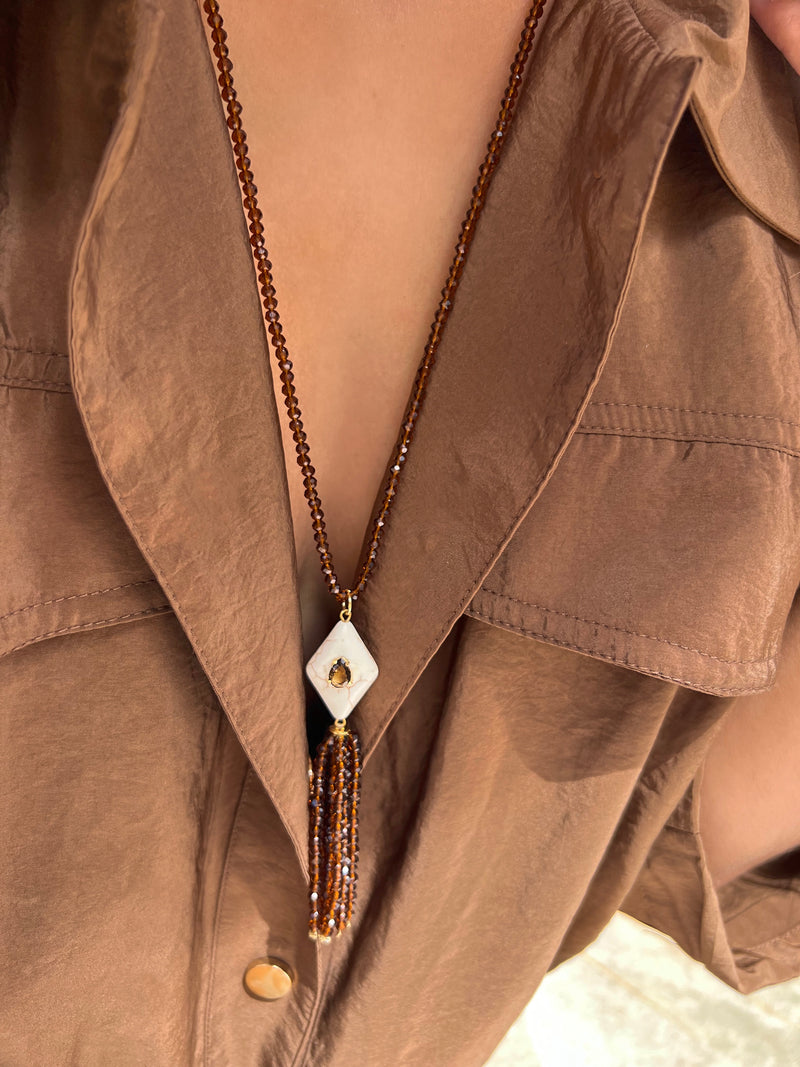 Gravata Pedra Natural Howlita E Franjas Marrom Escuro 70cm