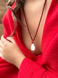 Colar Ana Em Cristais Vermelho Cherry Com Mini Gota E Pérola Barroca 70cm
