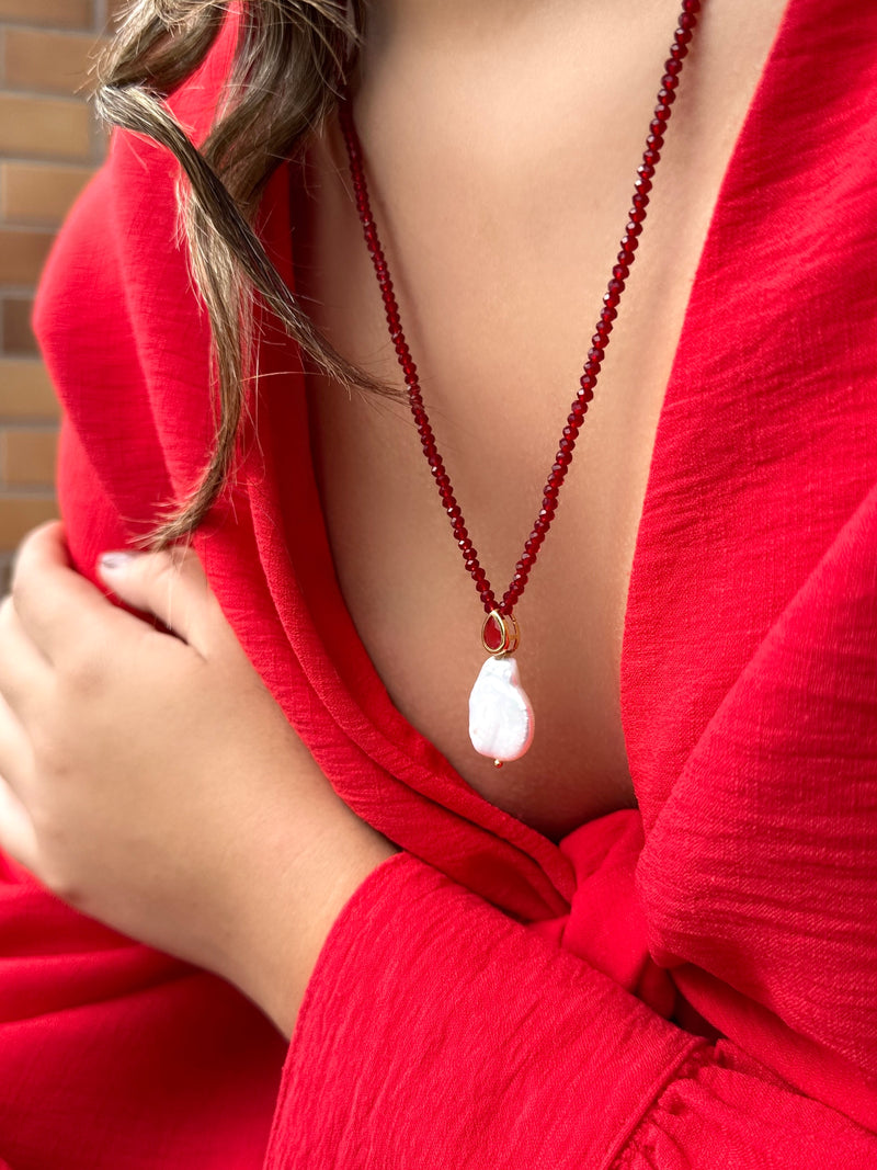 Colar Ana Em Cristais Vermelho Cherry Com Mini Gota E Pérola Barroca 70cm