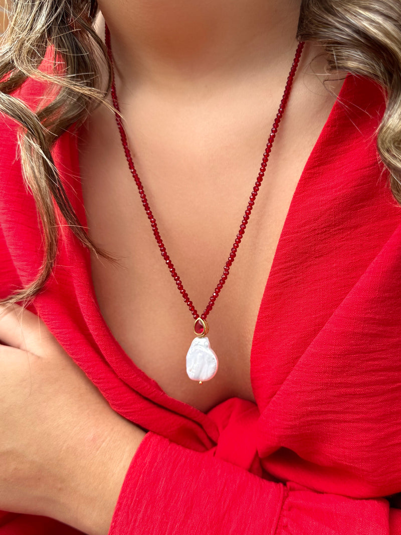 Colar Ana Em Cristais Vermelho Cherry Com Mini Gota E Pérola Barroca 70cm