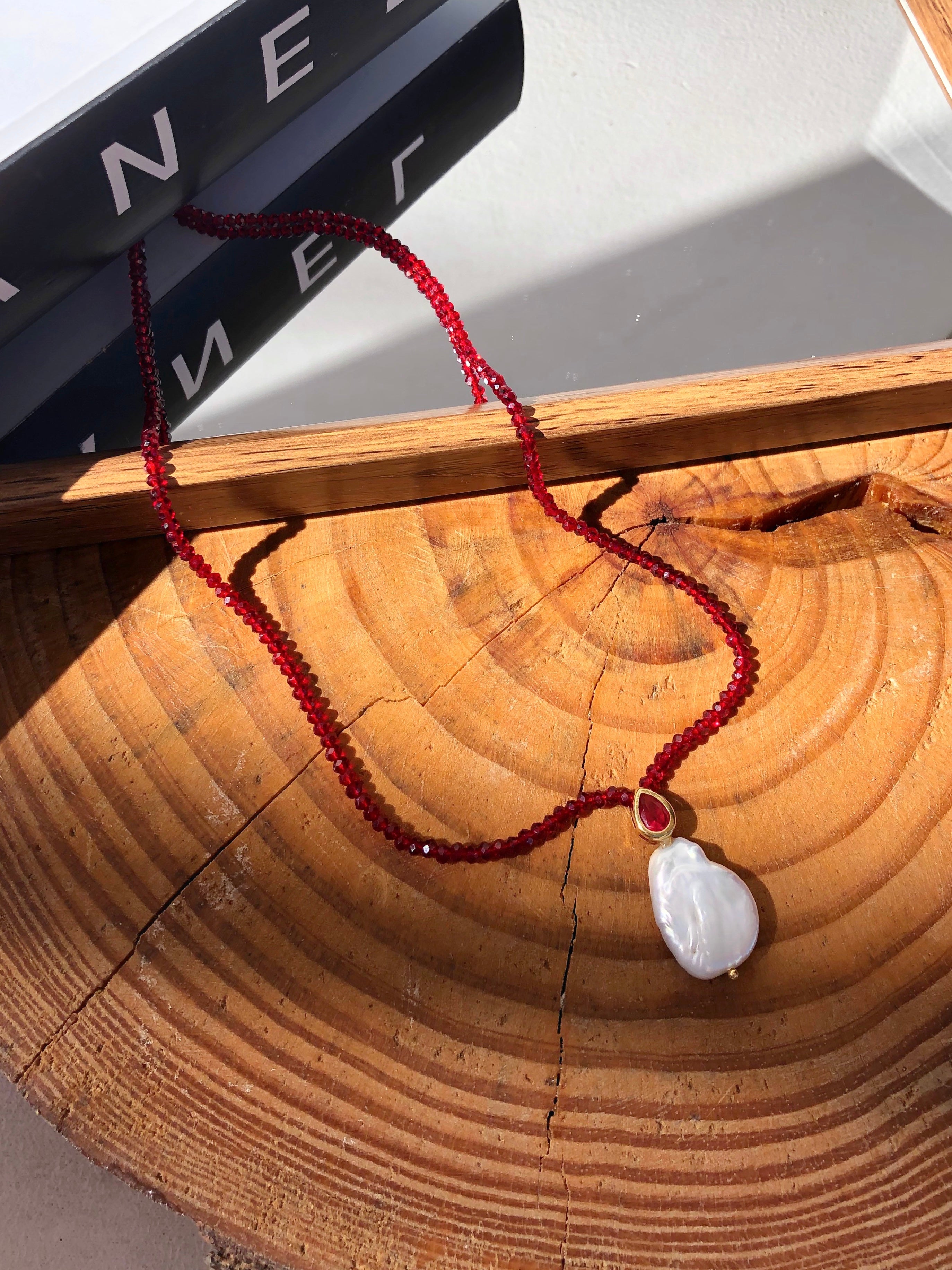 Colar Ana Em Cristais Vermelho Cherry Com Mini Gota E Pérola Barroca 70cm