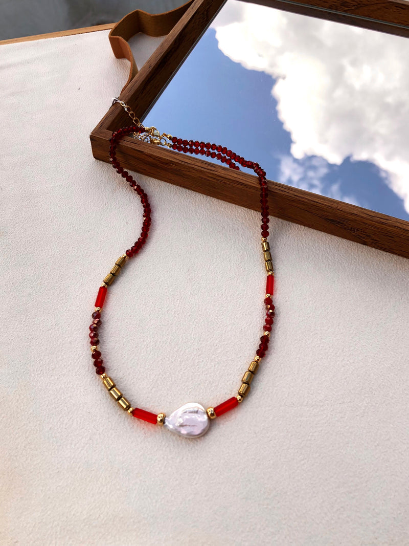 Colar Ana Em Cristais Vermelho Cherry Com Pérola Barroca 42cm