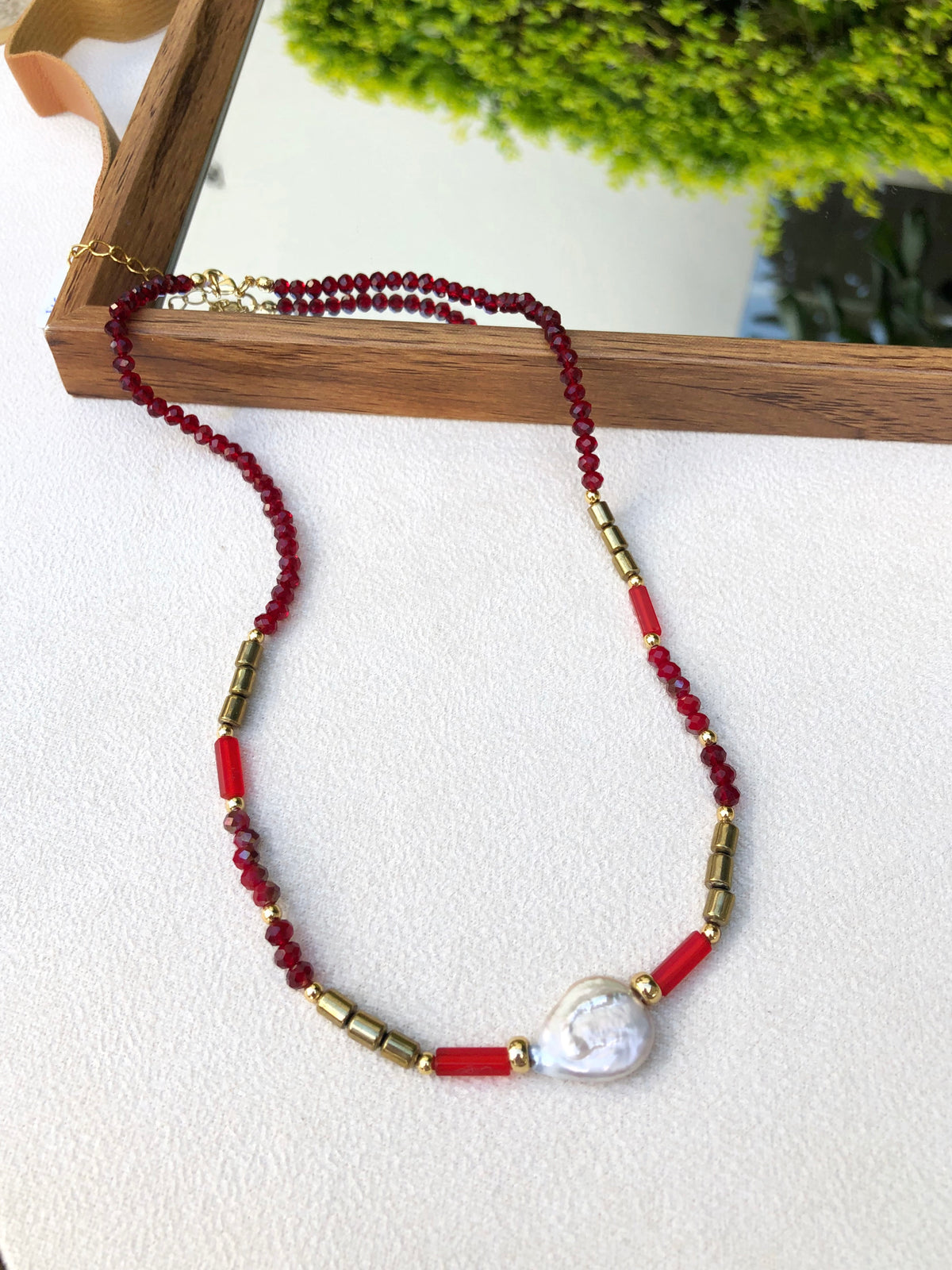 Colar Ana Em Cristais Vermelho Cherry Com Pérola Barroca 42cm