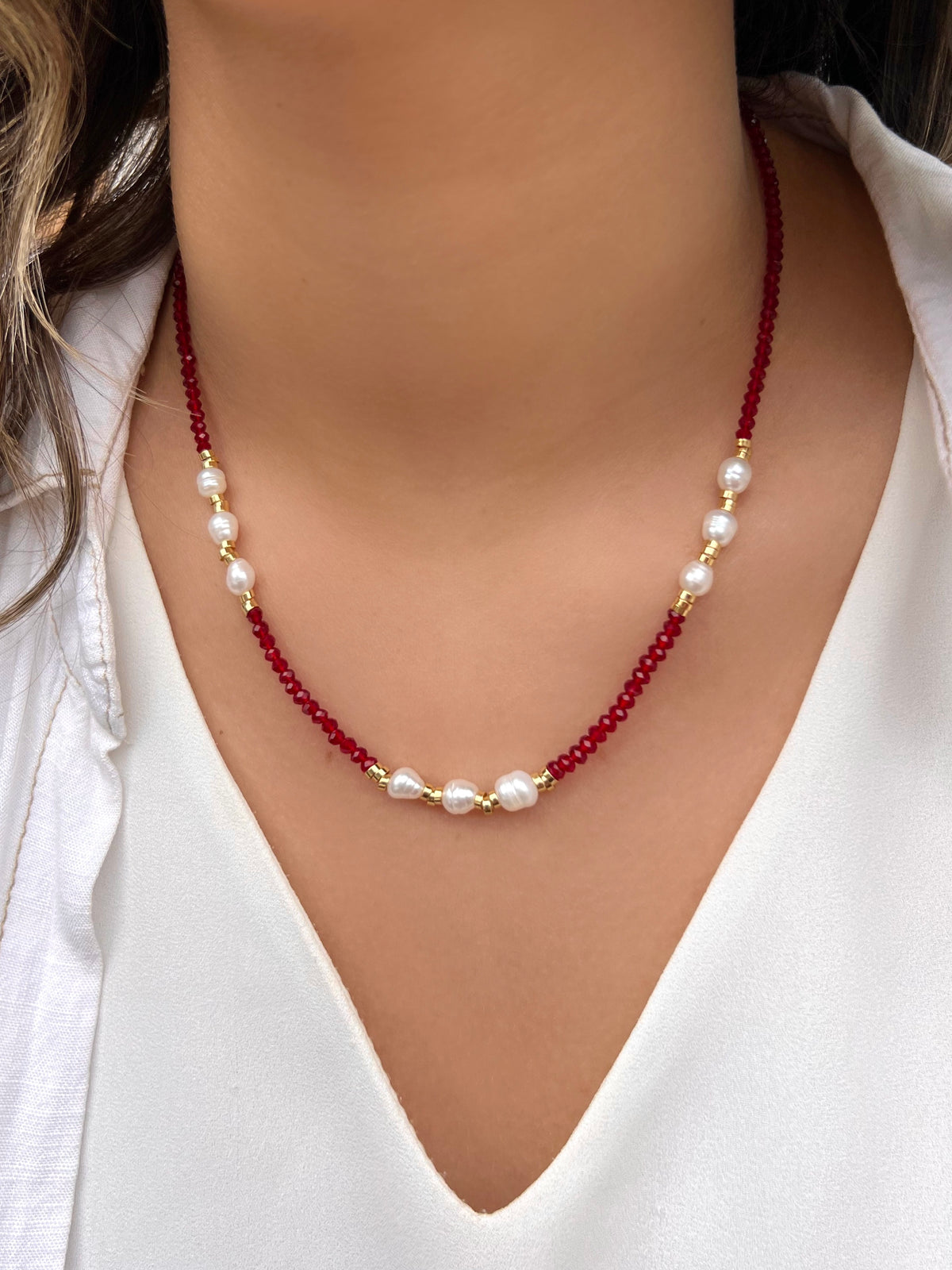 Colar Aurora Cristais Lapidados Vermelho Cherry E Pérolas Água Doce 45cm